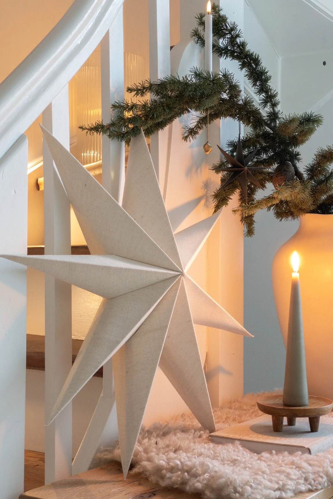 Tässä on yksi suosikkimme joulukukista: Bare by Scandi Living saksalaisen vaikuttajan haus_tannenkampin kodissa.