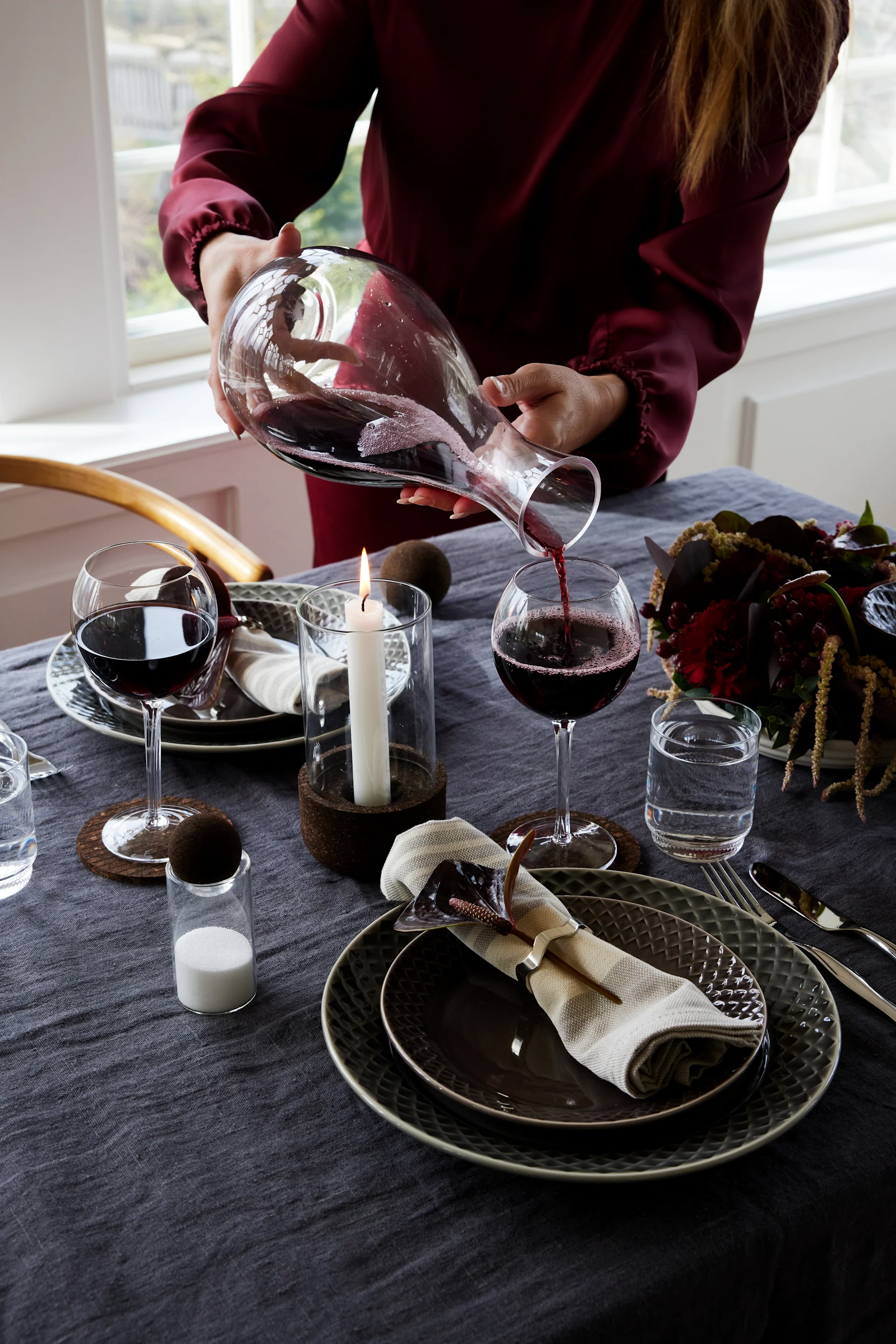 Yhtenäiset pöydänkoristeet luovat tunnelmallisen, romanttisen ilmapiirin. Kata pöytä tummilla väreillä ja lisää koristeisiin pieniä, tyylikkäitä yksityiskohtia.