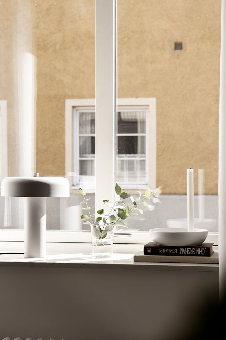 Näin koristelet ikkunalaudan - Tässä näet inspiraatiota merkin Scandi Living Haze-pöytävalaisimen ja Valley-kynttilänpidikkeen koossa s hyvin tasapainoisessa ikkunalaudassa. 