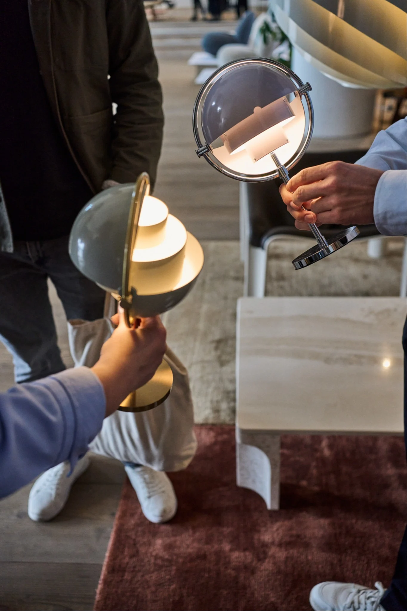 Gubin näyttelyhuone on täynnä retrosuunnittelun klassikoita, jotka on uudistettu nykyaikaan. Tässä näet Multi-Liten uusissa vihreän ja violetin sävyissä. Muista lisätä tämä pysähdyspaikka Kööpenhaminan kaupunkioppaaseesi. 