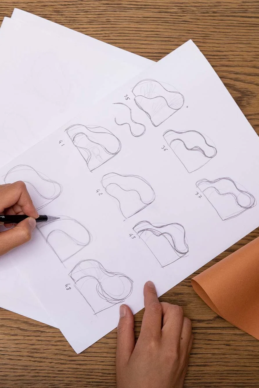 Oyster seinävalaisimen luonnoksia merkiltä Ferm Living.