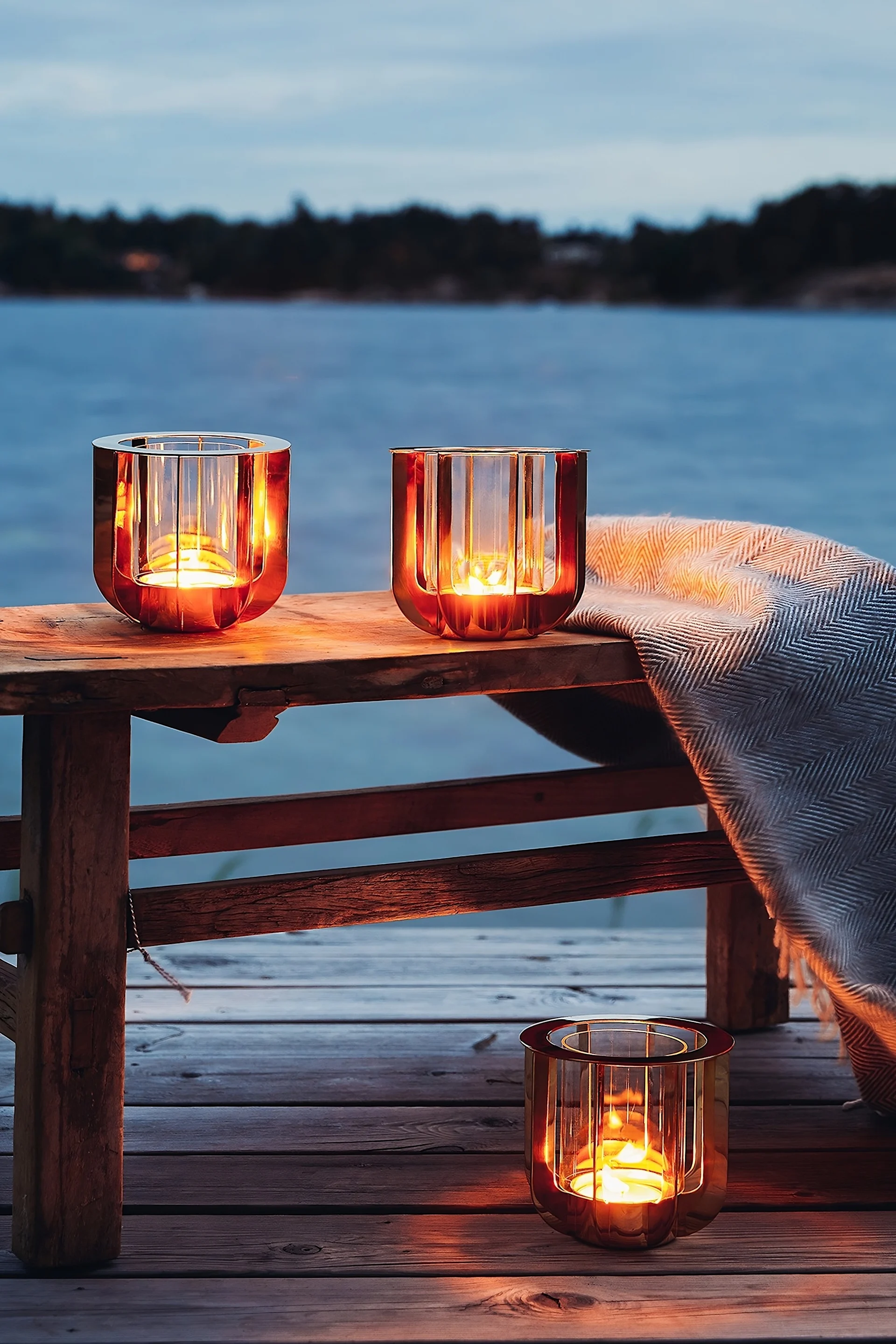 Voit luoda viihtyisän tunnelman ulkona lyhdyillä ja myrskylyhdyillä, esimerkiksi suurella myrskylyhdyllä, kuten Klongin Jazz-myrskylyhdyllä.