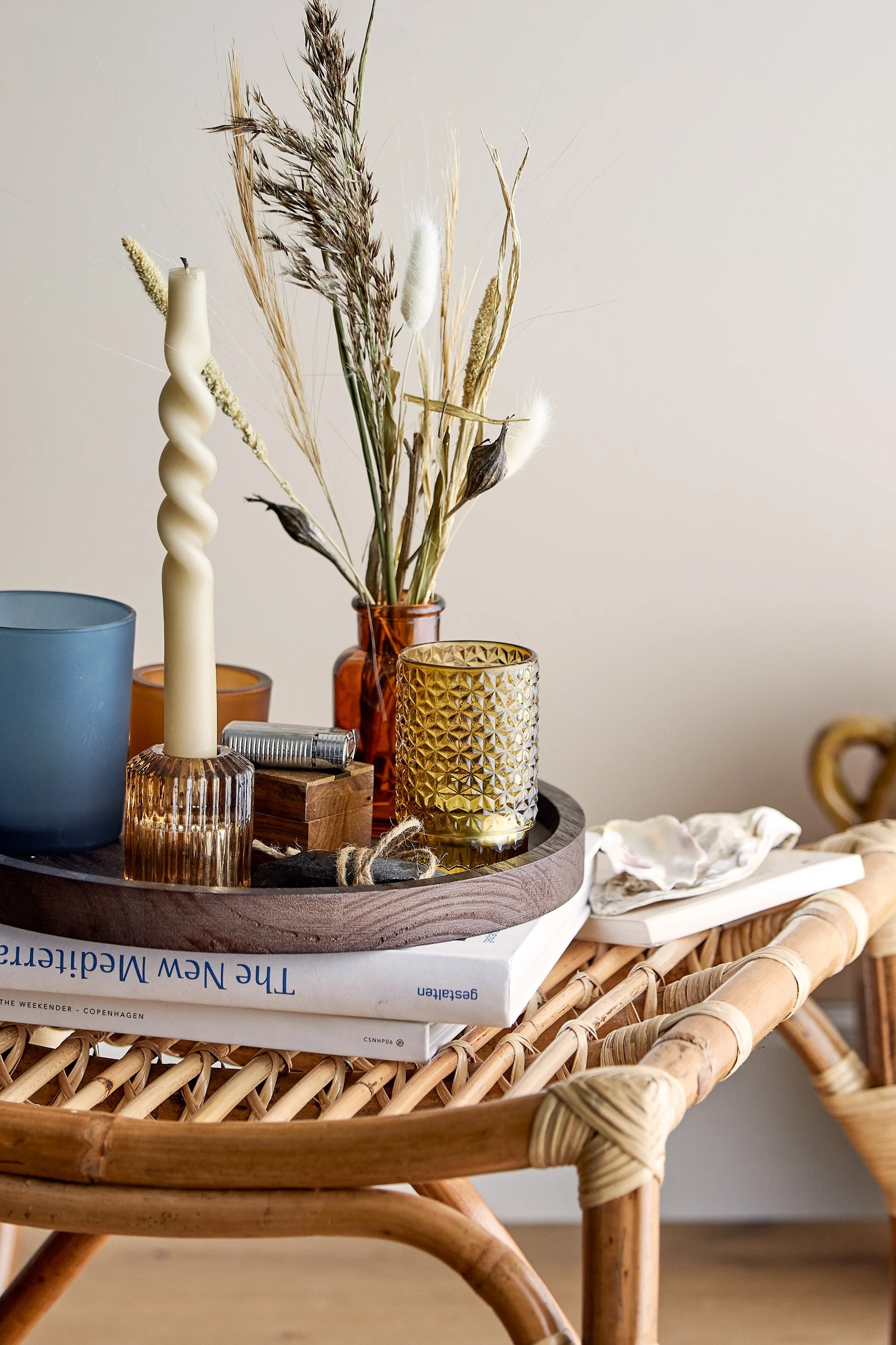 Boho-tyylisen sohvapöydän päällä on Bloomingvillen tuulivalojen tarjotin.