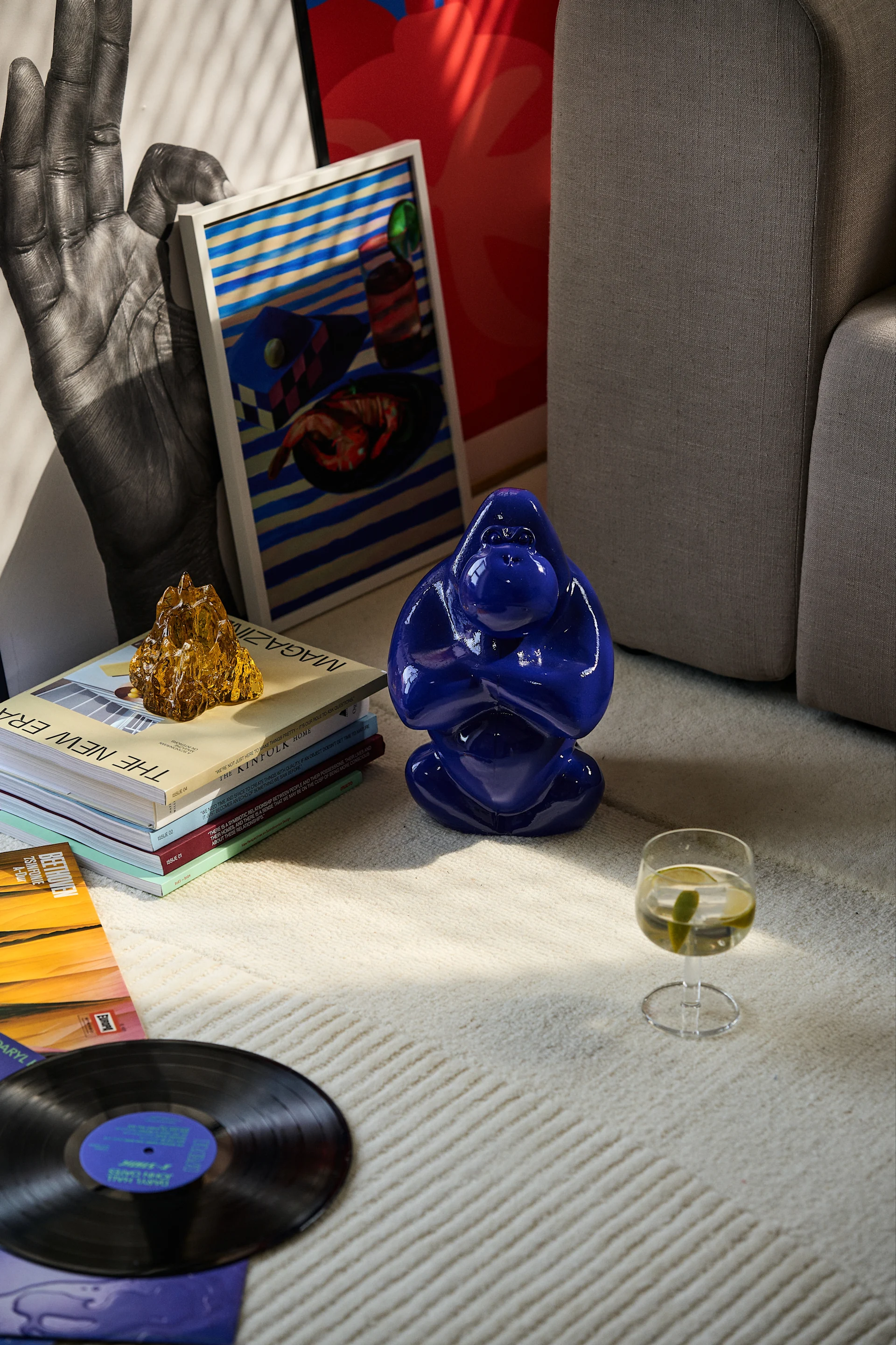 Kevään 2024 sisustustrendit tarjoavat väriä myös yksityiskohdissa, kuten tässä Kosta Bodan kauniissa sinisessä Gabba Gabba -veistoksessa.