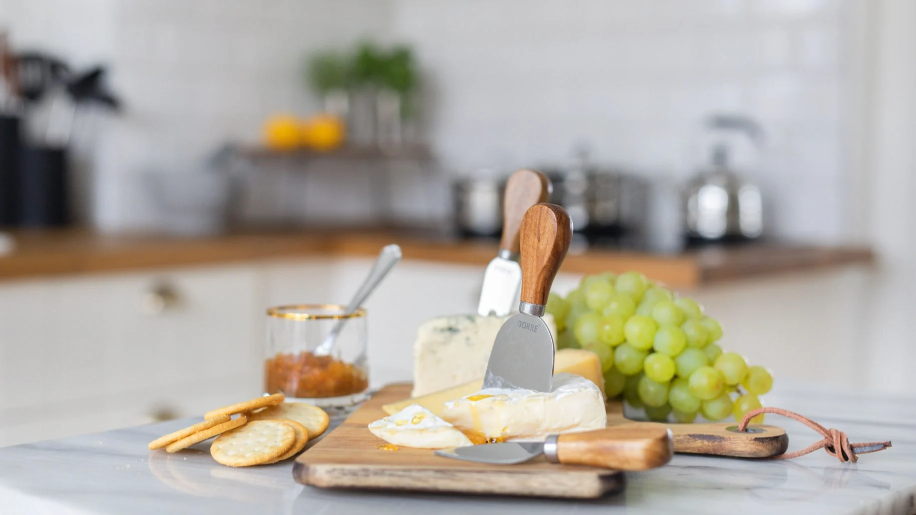 Järjestä ystävänpäivänä ranskalainen ilta viinin ja juuston kera. Siksi Oline-juustotarjotin ja siihen sopivat Dorre-aterimet sopivat hyvin ystävänpäivälahjaksi.