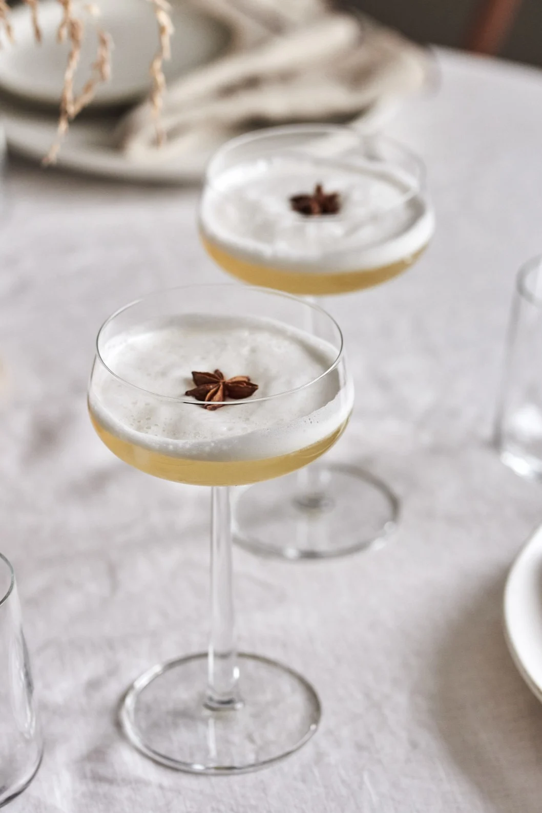 Tässä näet coupe-lasin, joka on eräs lasityyppi, jota voidaan käyttää cocktaileille tai samppanjalle. 