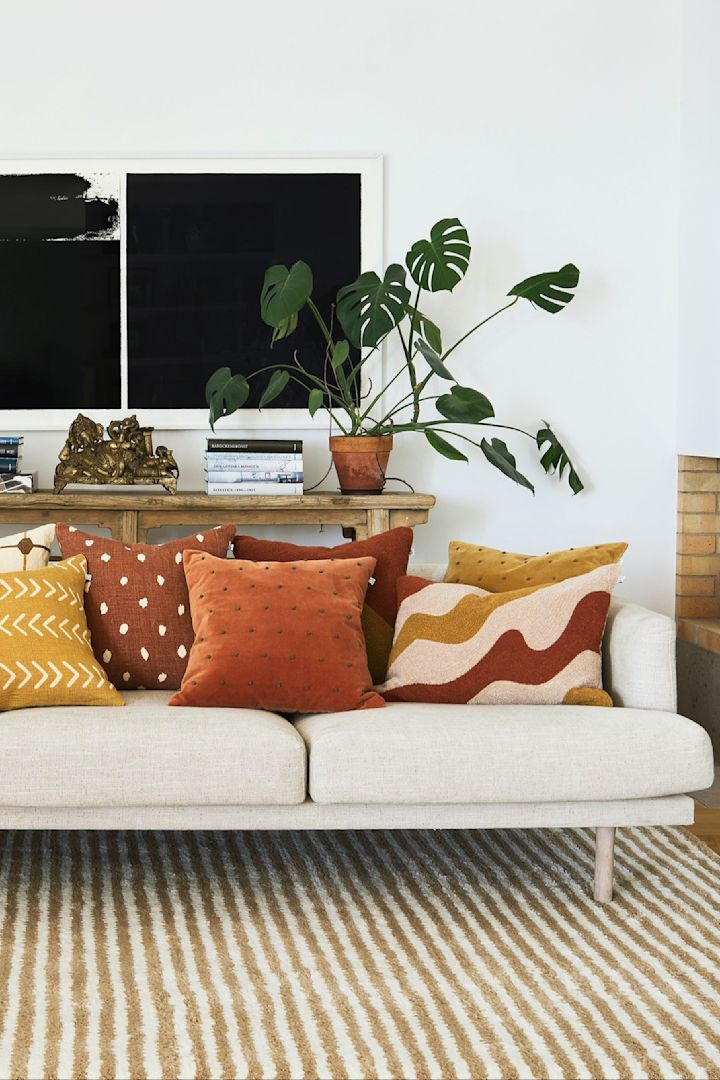 Kuviolliset tyynyt ovat välttämättömiä täydelliseen boho-sisustukseen. Tässä on sohva, jossa on useita Chhatwal & Jonssonin tyynyjä, muun muassa Roma ja Lodi.