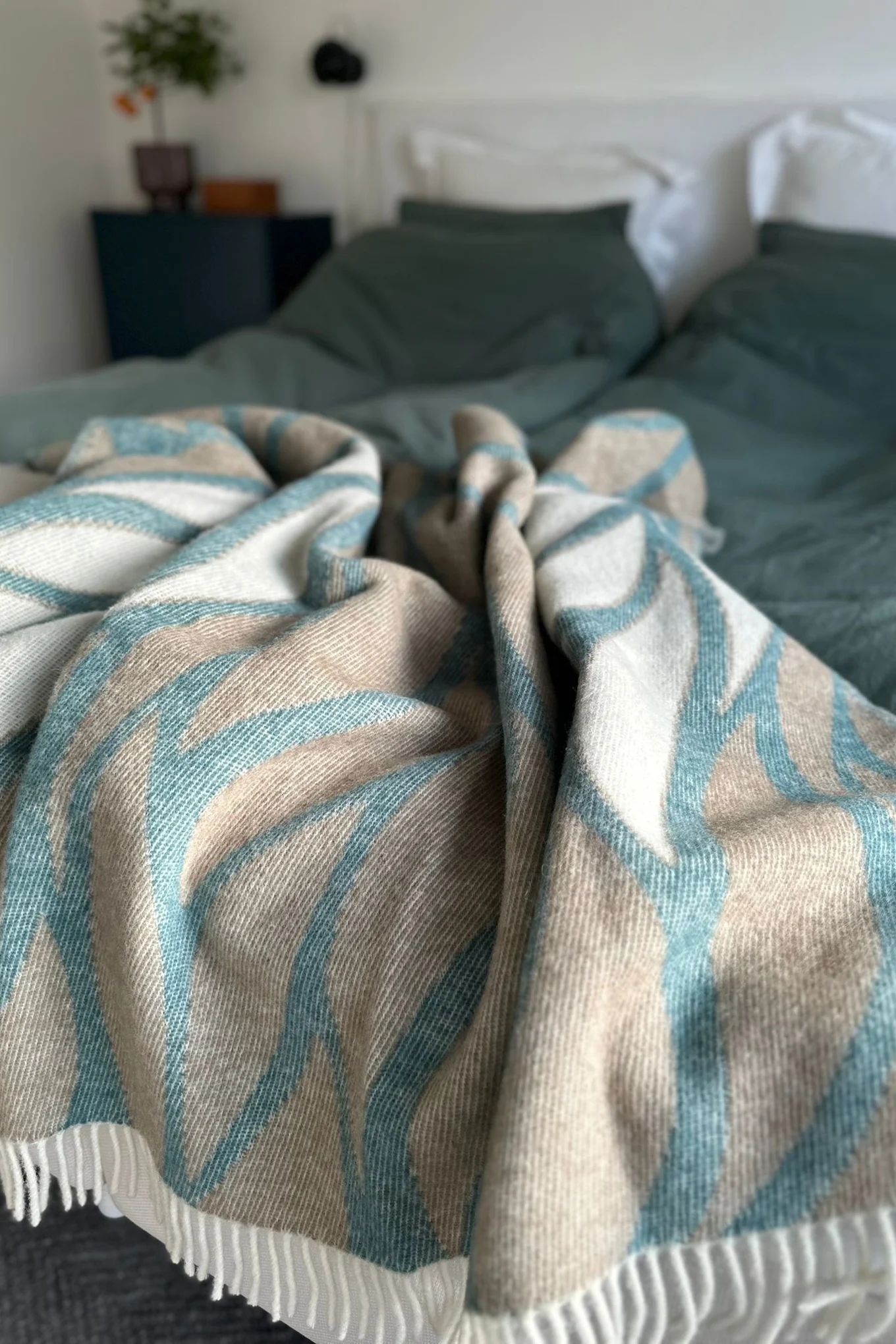 Smaragdinvihreä ja turkoosi ovat sisustuksen värien suuria trendejä vuonna 2026. Kuvassa on smaragdinvihreä huopa Classic Collection -mallistosta.