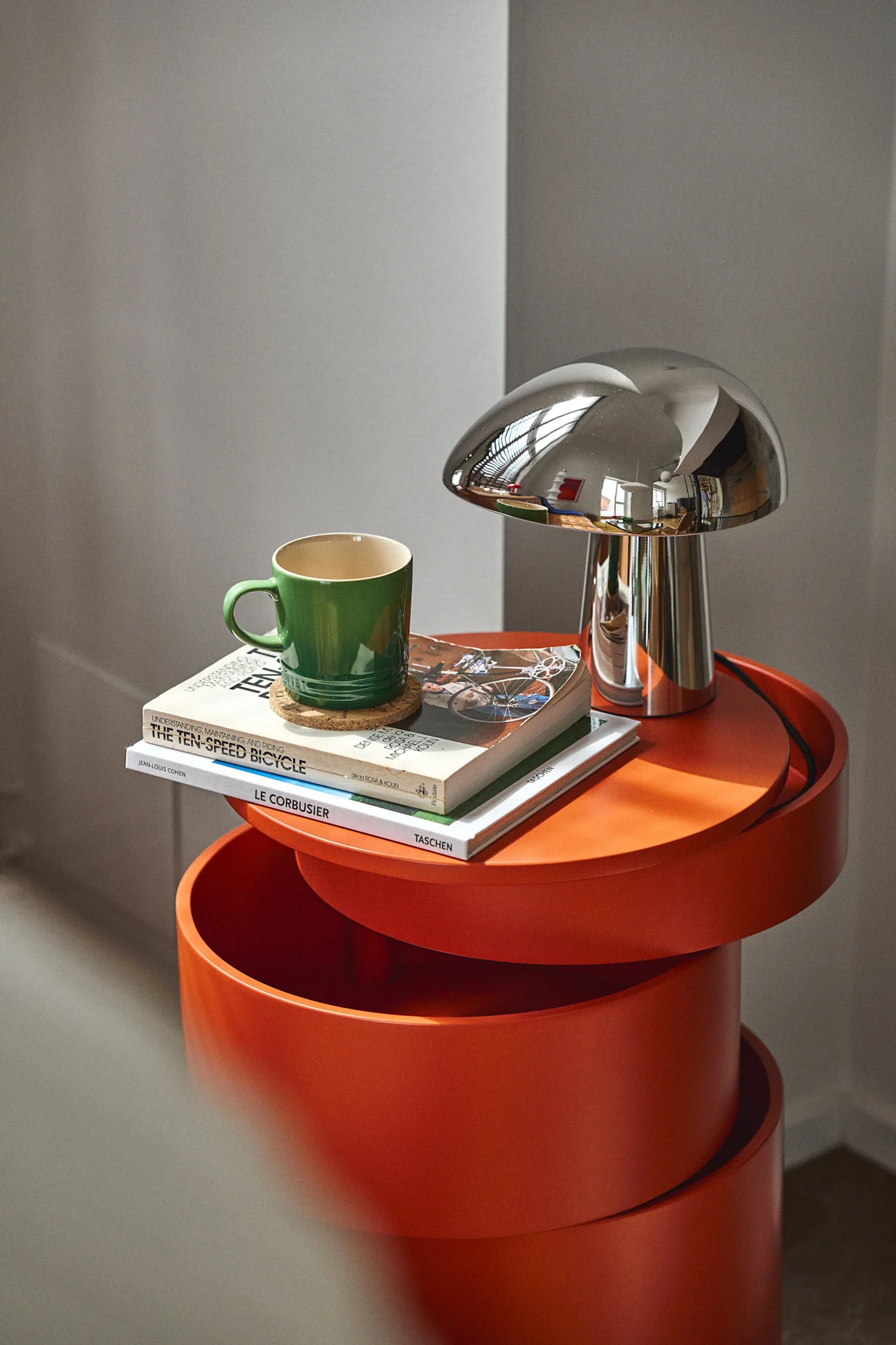 Oranssi on suuri sisustusväritrendi vuonna 2025. Tässä näet Verpanin oranssin barboyn ruosteenoranssin värisenä. 