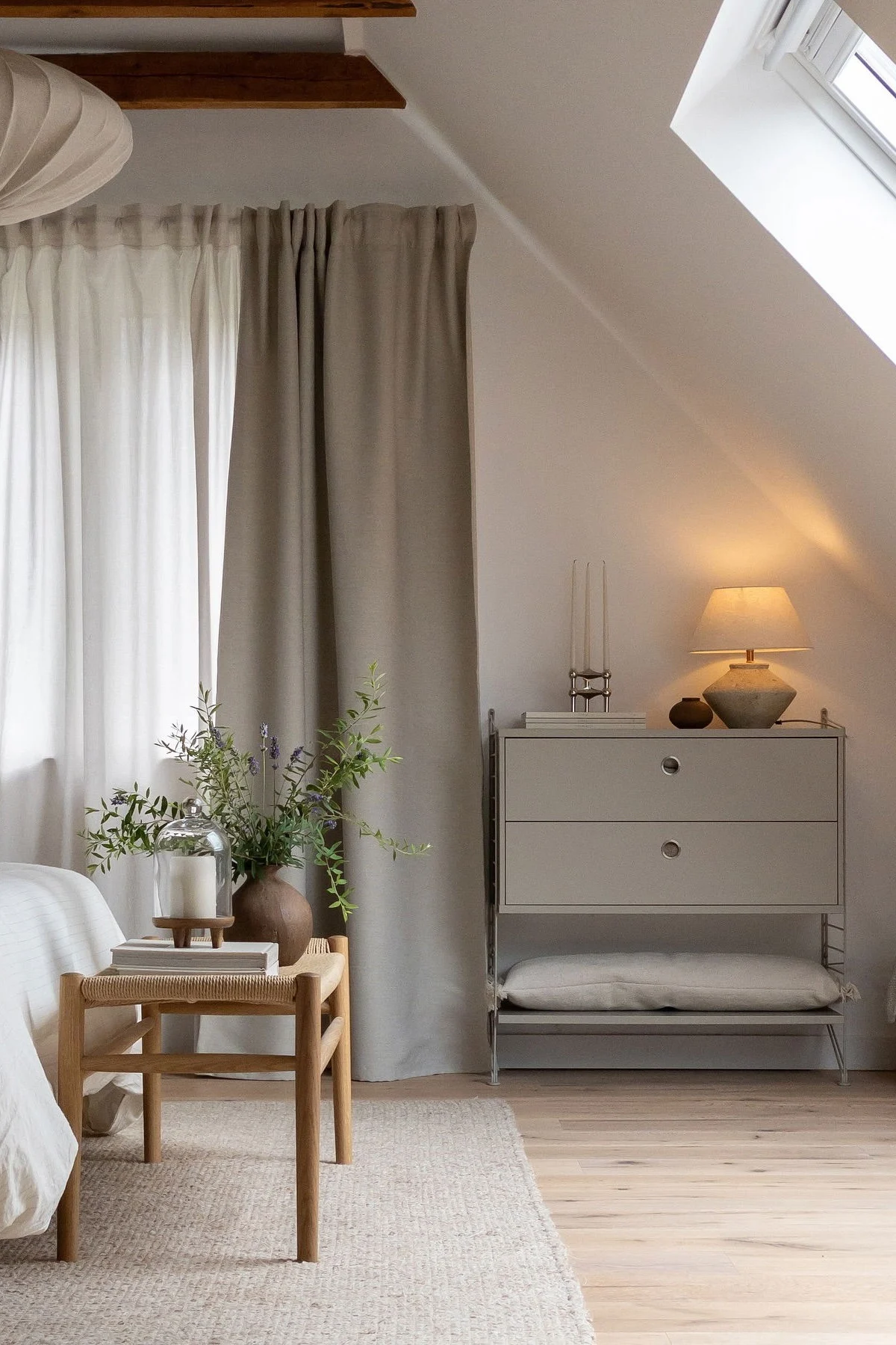 Järjestys on tärkeää feng shuissa. @casa_pedersen on valinnut avoimen, mutta hyvin järjestetyn hyllyn, Ferm Livingin Sector-seinähyllyn, ja koristellut sen maljakoilla, kynttilöillä ja Kizu-pöytävalaisimella.