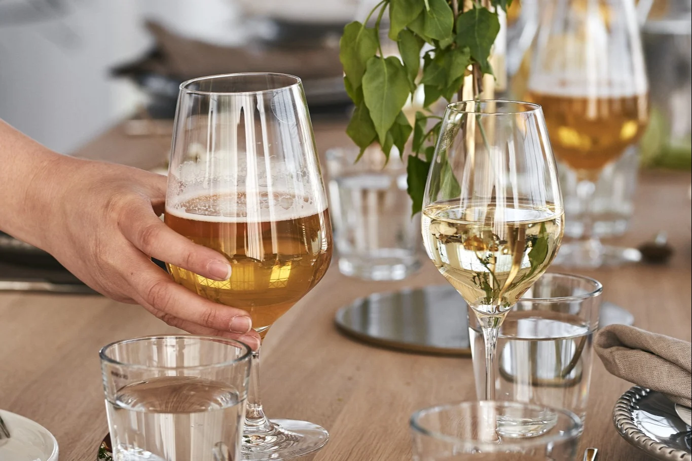 Miten valita oikeanlainen olutlasi - tässä näet jonkun tarttuvan merkin Holmgaard cabernet-olutlasiin. 