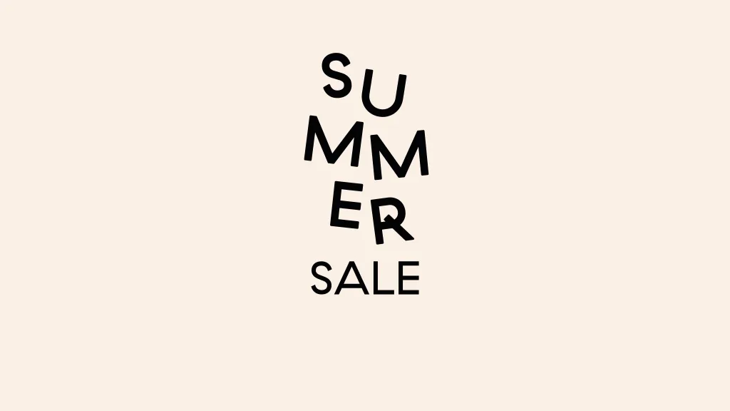 "SUMMER SALE" -teksti, jossa "SUMMER" on pinottu pystysuoraan ja vinosti, ja "SALE" on alla.