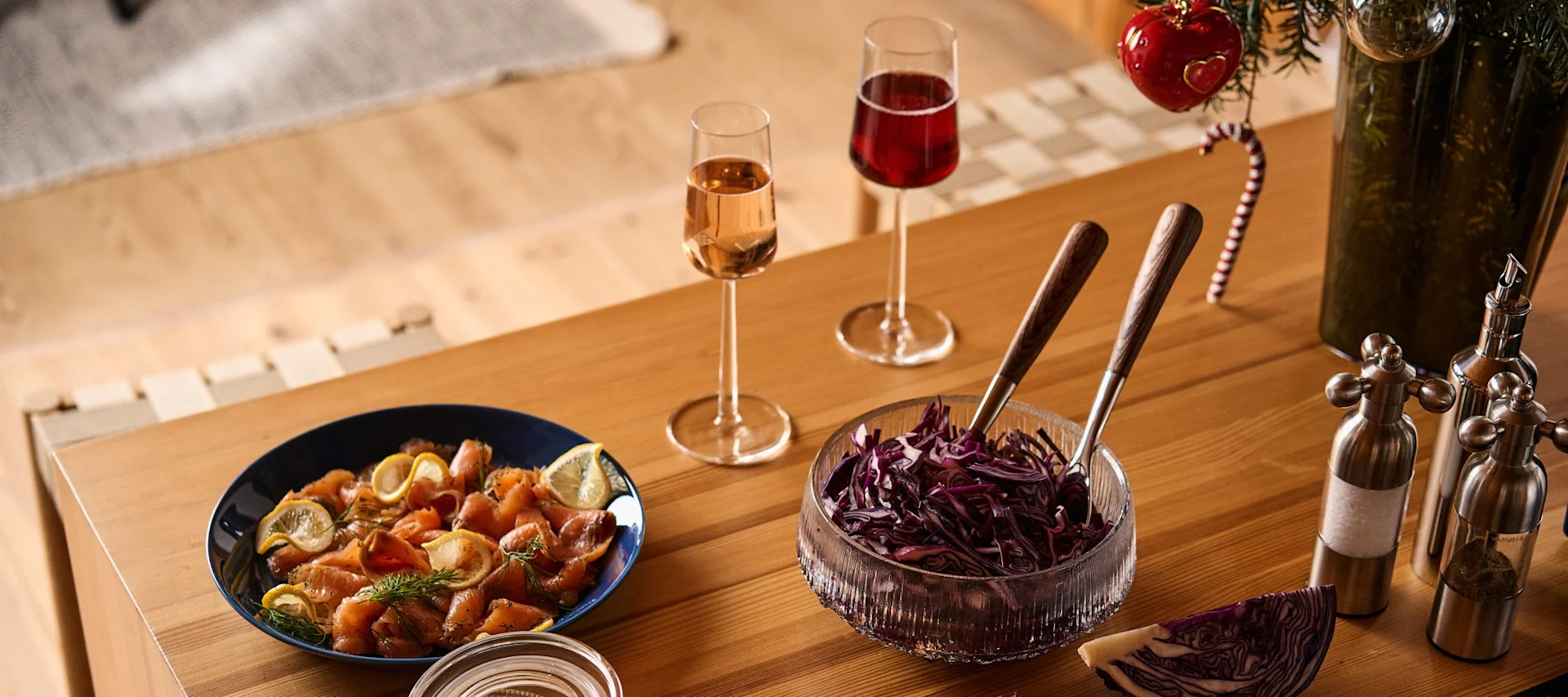 Juhli pohjoismaista joulua ystävien kanssa joulupöydän ääressä.  