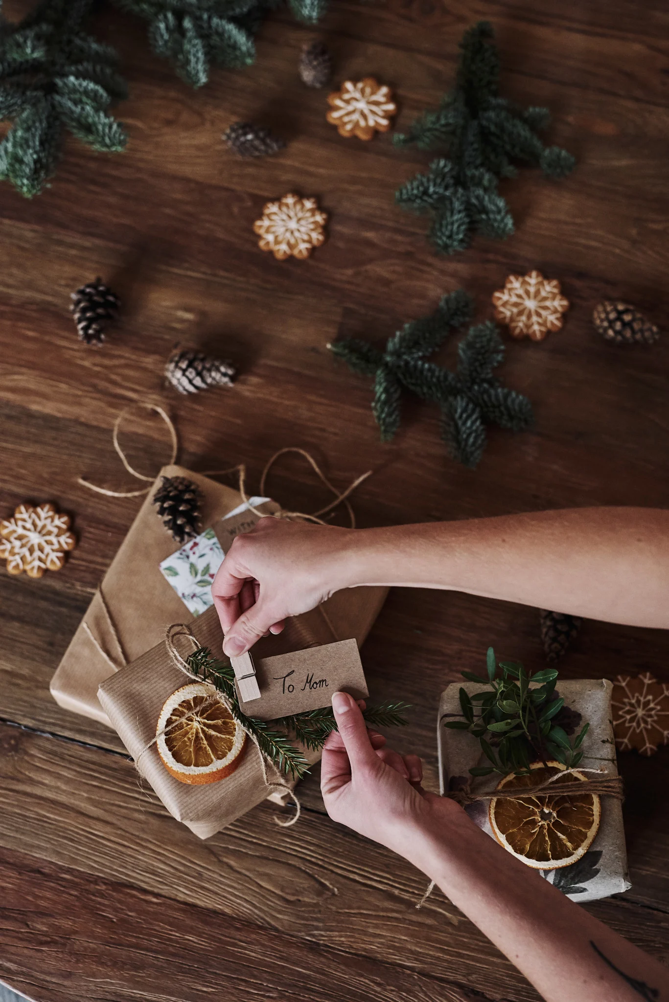 Lahjat ovat tietysti myös osa joulua Ruotsissa. Täällä käärittyjä lahjoja on pöydällä, ja muutama käsi kiinnittää niihin nimilappuja.