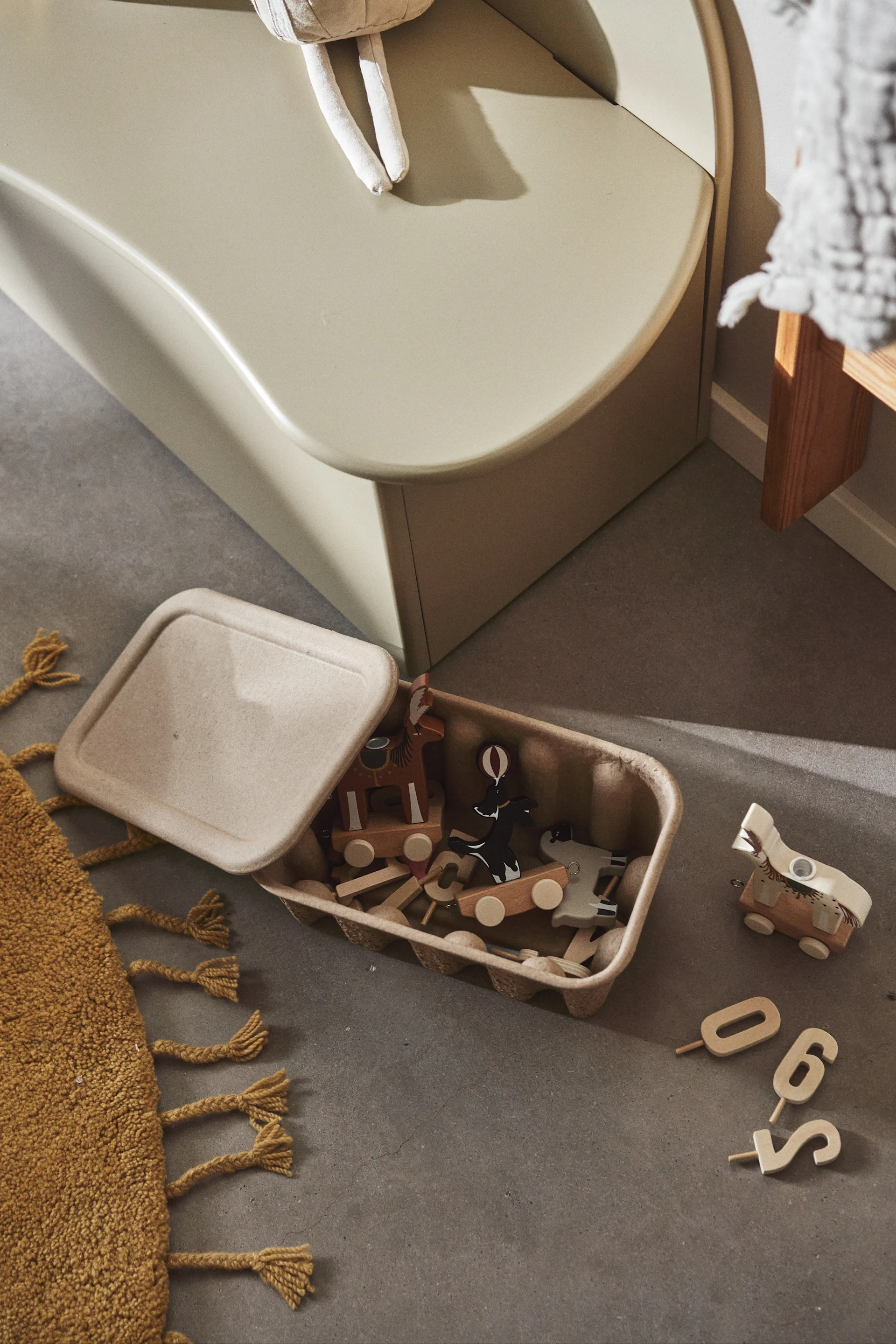 Hyvä säilytys on lastenhuoneessa A ja O, eikä sitä voi koskaan olla liikaa. Tässä Ferm Livingin pahviset säilytyslaatikot ja niiden kannet, jotka sopivat täydellisesti palikoille, hahmoille tai askartelutarvikkeille.