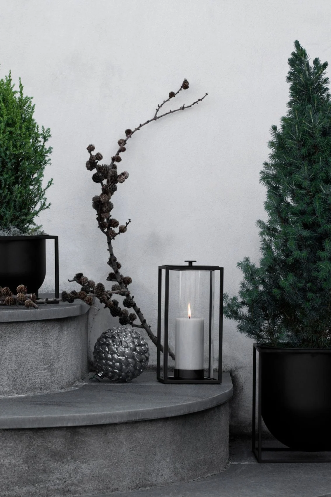 Koristele ulkoportaita ulkotiloihin tarkoitetuilla lyhdyillä ja myrskylyhdyillä, esimerkiksi Audo Copenhagenin Light'In-lyhdyllä.