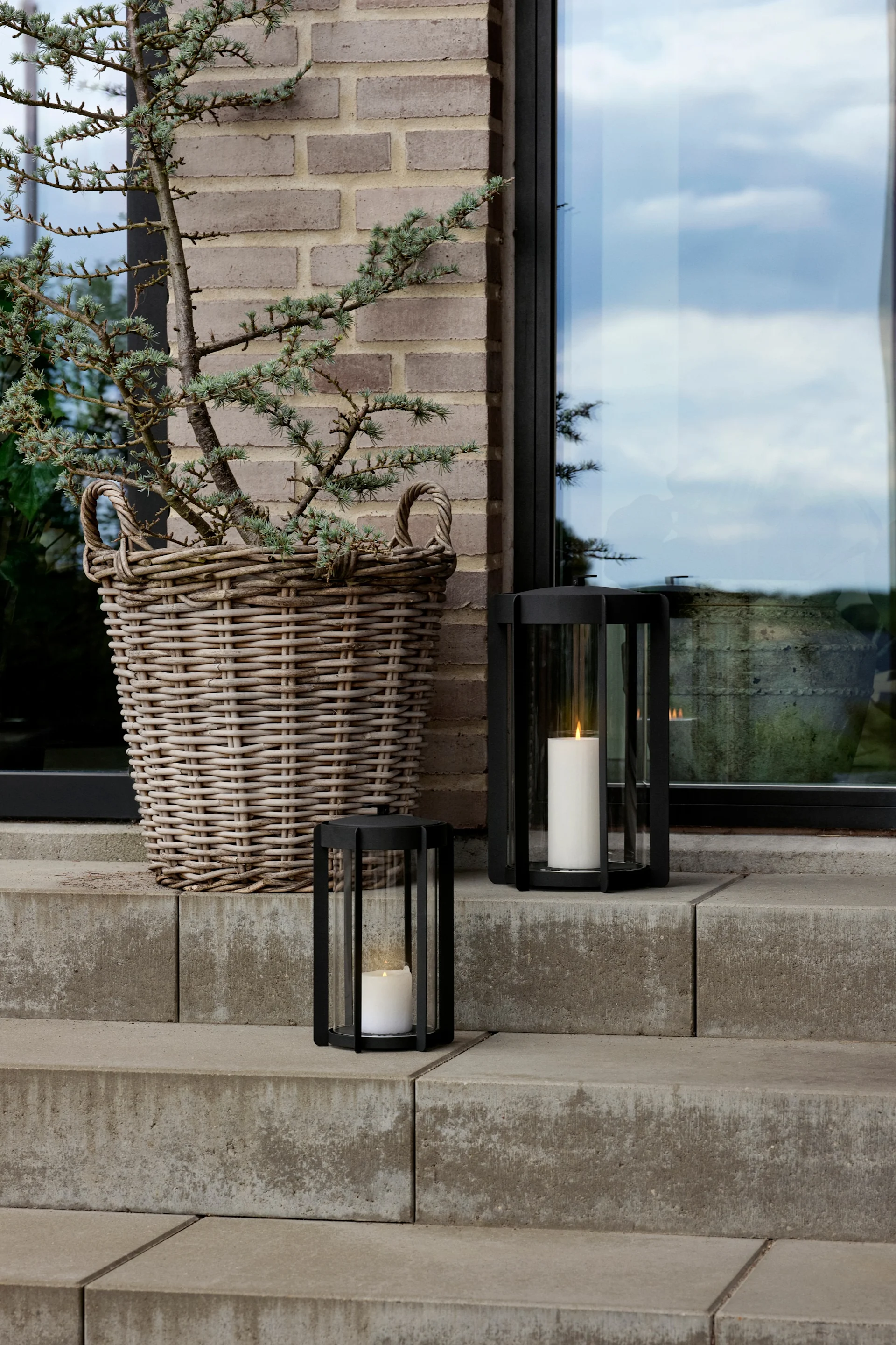 Koristele ulkoportaita ulkotiloihin tarkoitetuilla lyhdyillä ja myrskylyhdyillä, esimerkiksi Audo Copenhagenin Light'In-lyhdyllä.