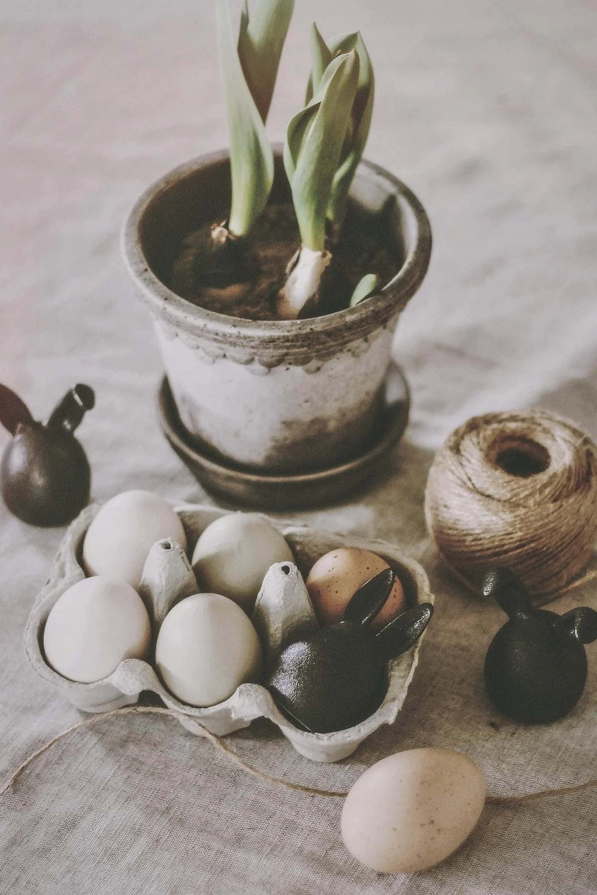 Pääsiäiskoristeet: Koristele pääsiäistä varten tyylikkäästi kolmosten pääsiäispupuilla, jotka ovat 3-pakkauksessa dbkd:n valurautavärisiä.