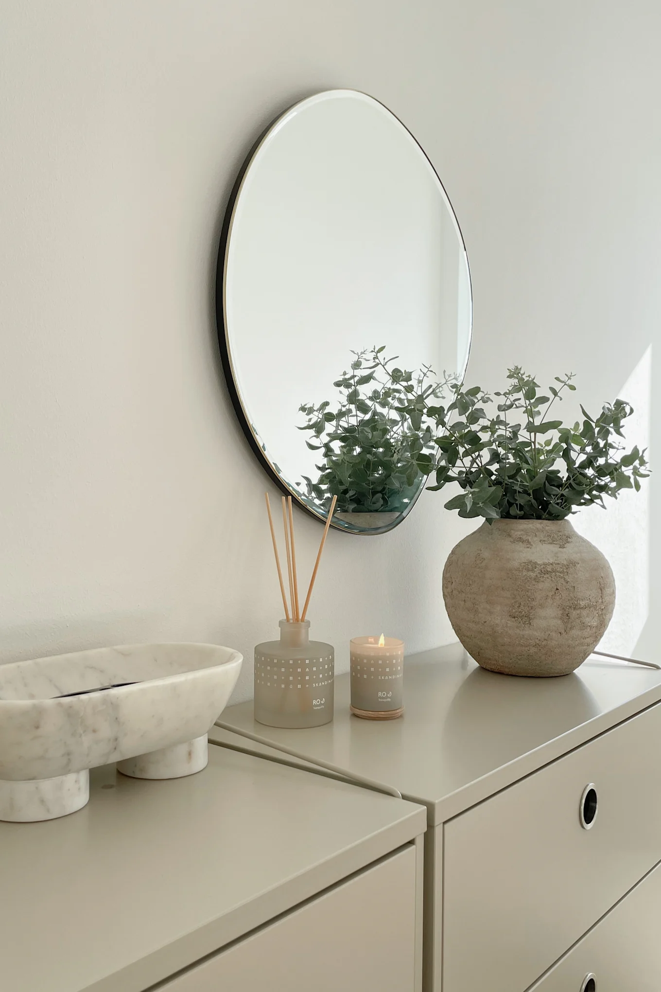 Miten koristella pieni eteinen - inspiraatiota @our_home_livingilta Skandinaviskin tuoksukynttilöillä ja tuoreilla kukilla kauniissa maljakossa, jotta eteisestä tulisi kutsuvampi.