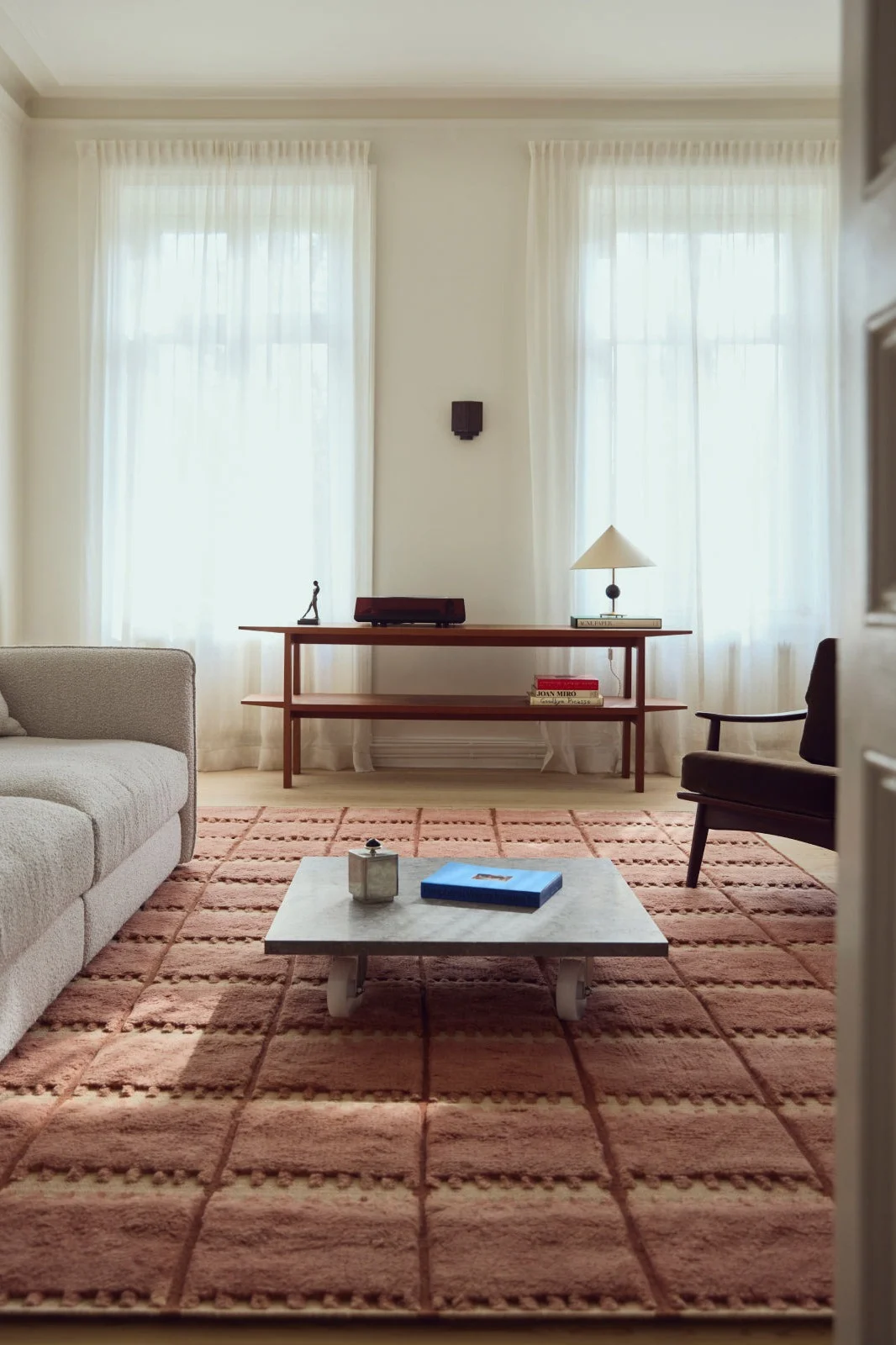 Saviset sävyt ovat osa vuoden 2026 sisustuksen värisuuntauksia, mikä näkyy tässä Layeredin matossa.