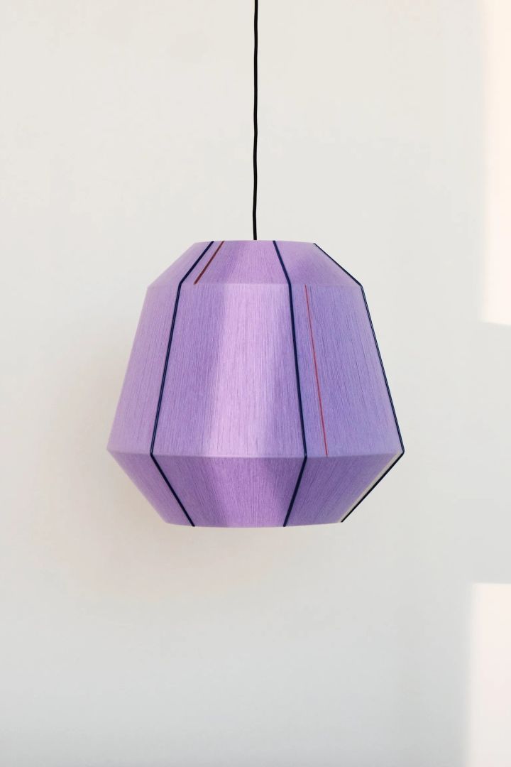 HAY:n Bonbon-lampunvarjostin on esimerkki sisustuksen yksityiskohdasta, joka noudattaa yhtä vuoden 2024 väritrendistä: laventelinviolettia.