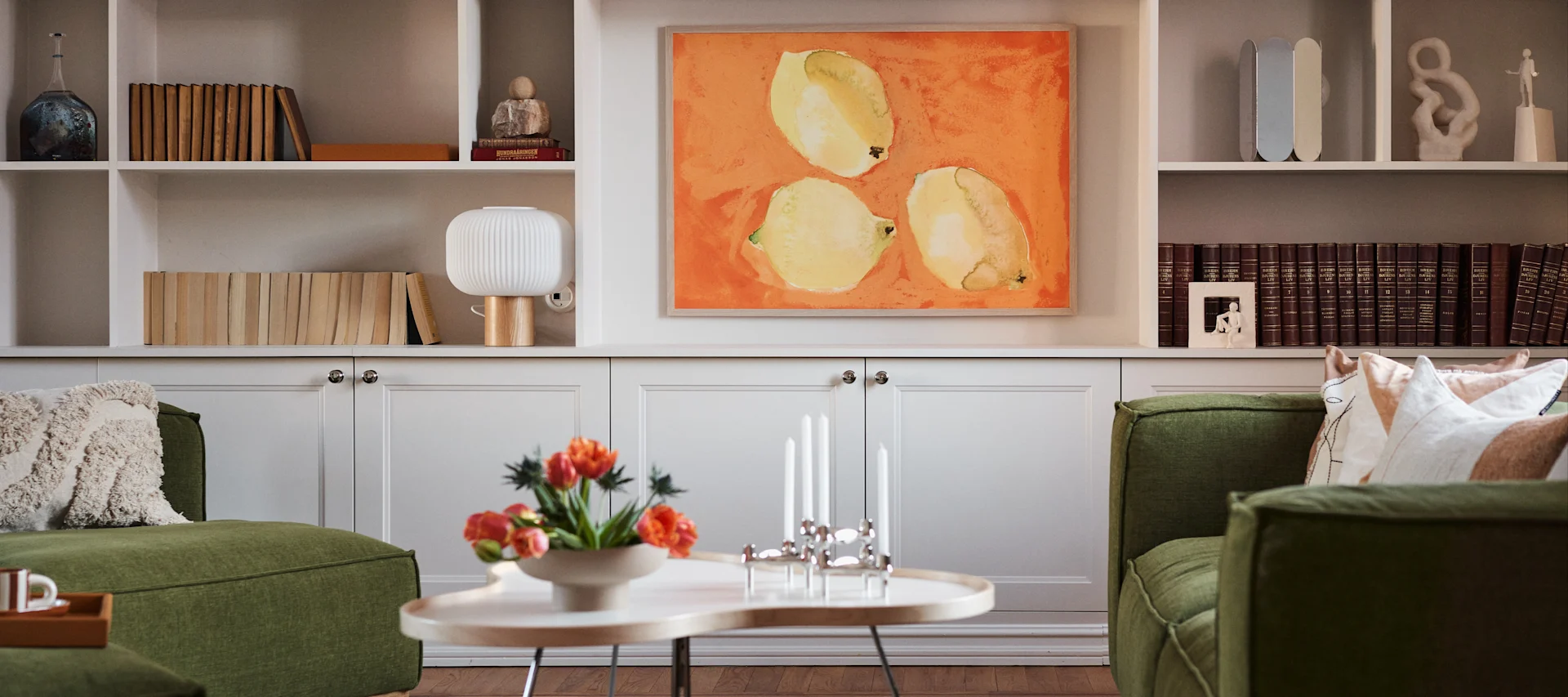 Skandinaaviset sisustustrendit 2024 - ruudullinen, vihreä, punainen ja matot sekä retro punainen lamppu!