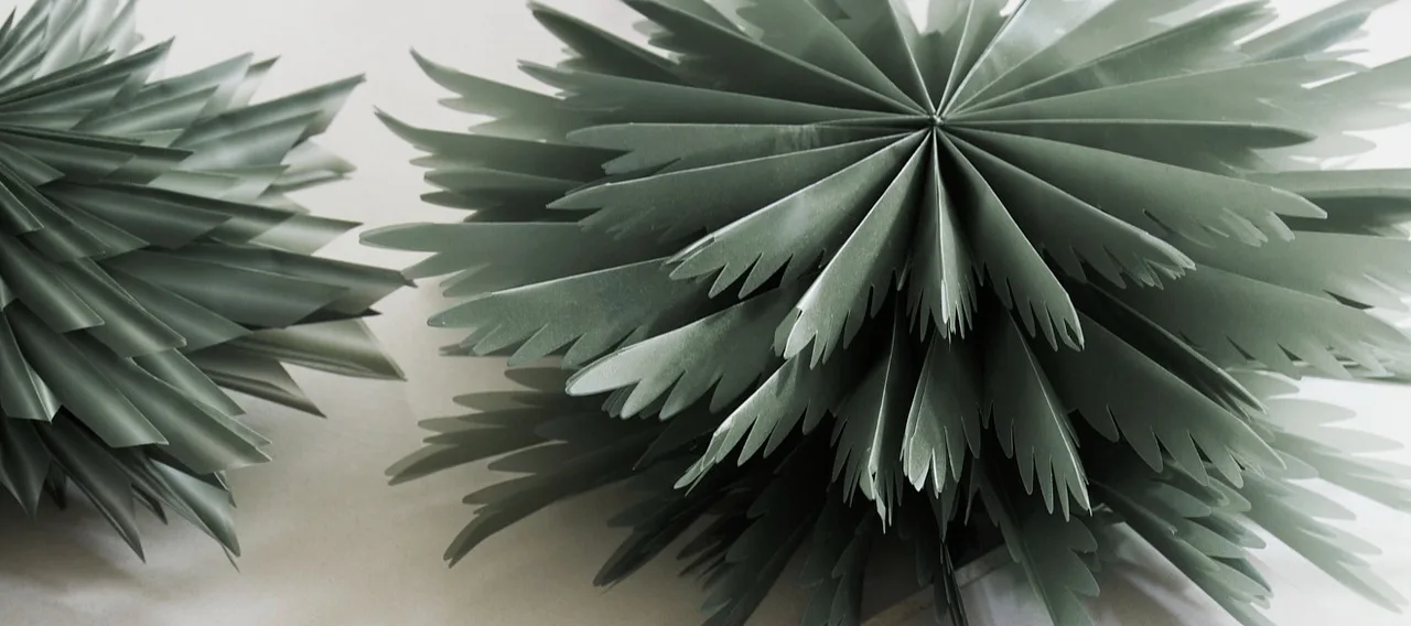 Kaksi Watt & Veken punaista paperista valmistettua tähtilyhtyä roikkuu olohuoneessa.