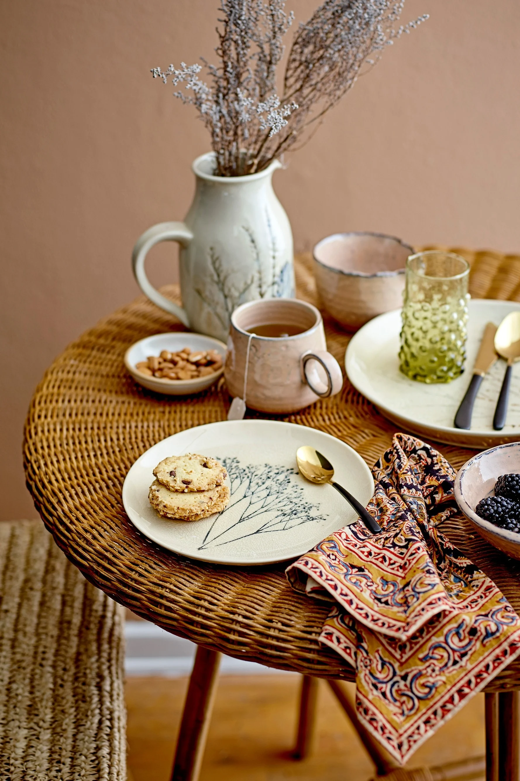 Boho-koristeet kivitavaraa – katetulla pöydällä on Bloomingvillen astioita, muun muassa Bea-kannu, jota tässä on käytetty maljakkona.