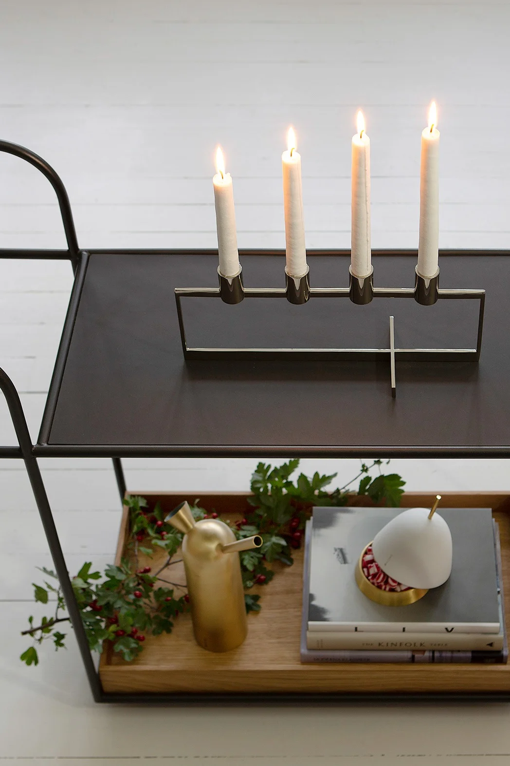 Klongin Anno Domini -kynttilänjalka seisoo tarjoiluvaunulla, jonka alaosa on koristeltu jouluisesti.