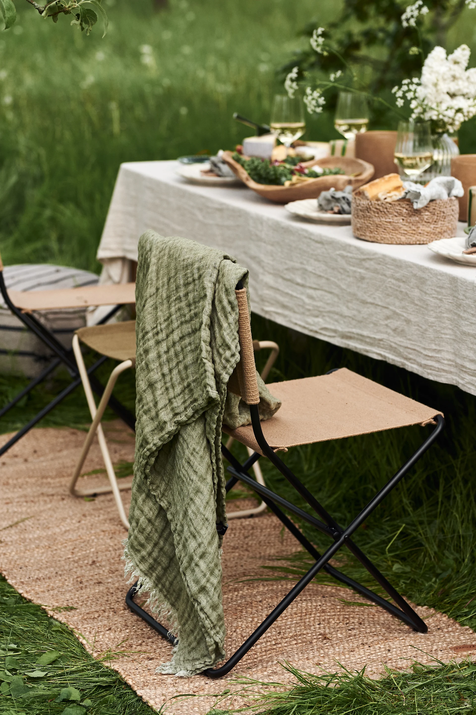 Tutustu puutarhajuhlien inspiraatioon - olemme ripustaneet Himlan vihreän Hannelin-heiton tuolin selkänojan päälle, jotta vieraasi pysyvät lämpiminä viileinä tunteina. 