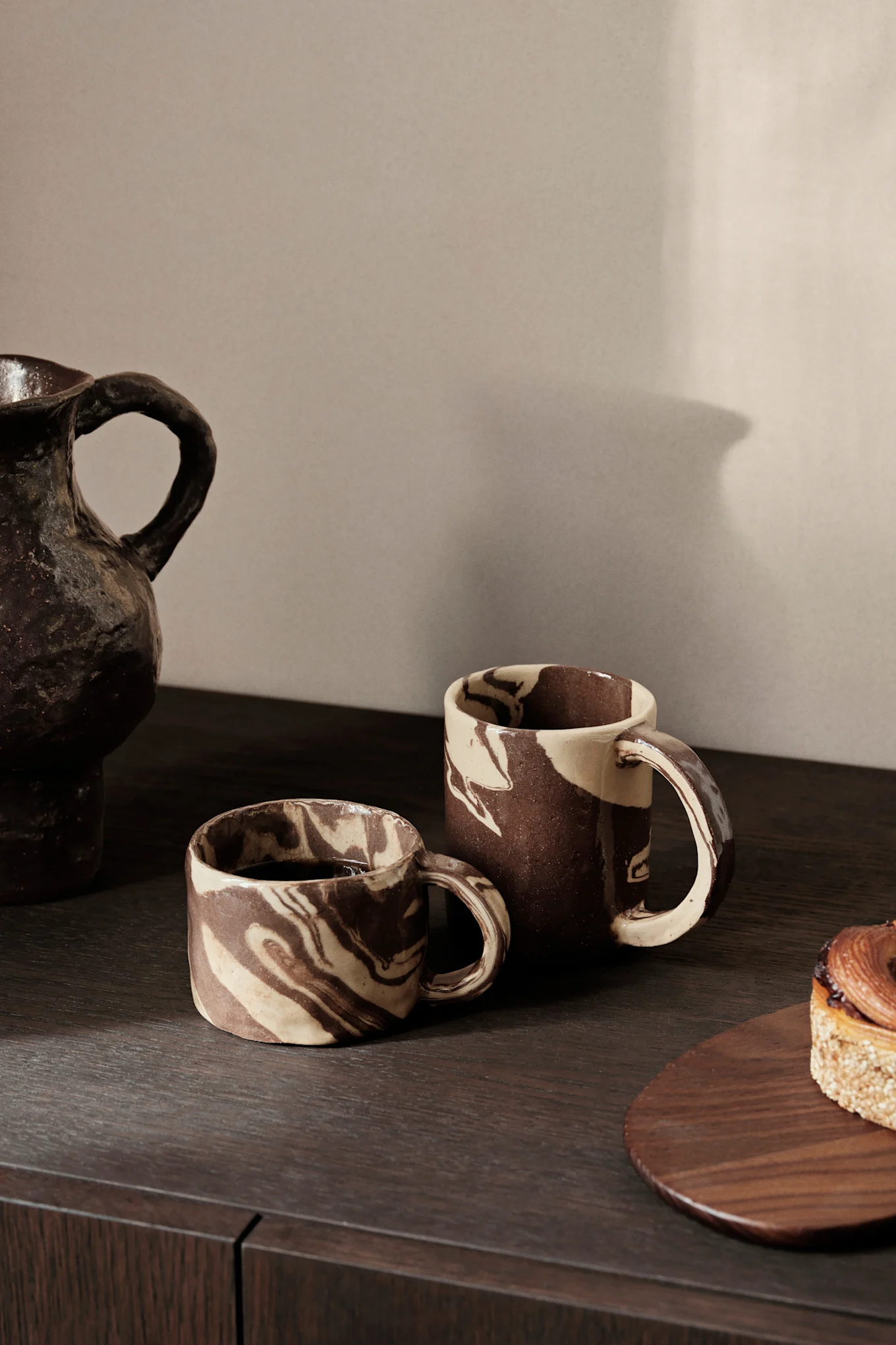 Ruskeat sävyt ovat yksi vuoden 2025 sisustusväritrendeistä, tässä näet ferm livingin Ryu-mukin, jossa on sekoitus beigeä ja ruskeaa. 