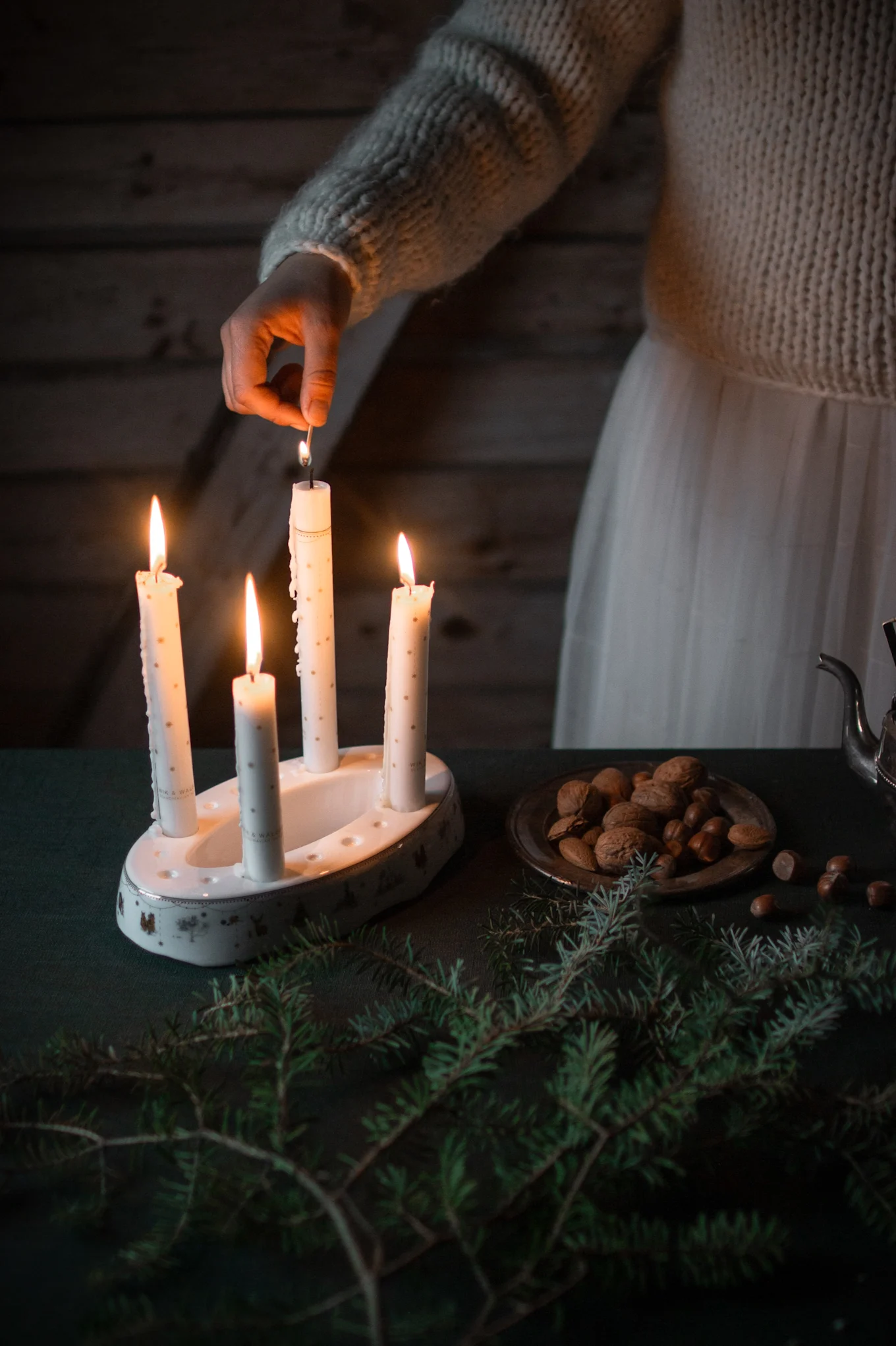 Wik & Walsøen Julemorgen Story -kynttilänjalka seisoo joulukoristeilla koristellulla pöydällä.