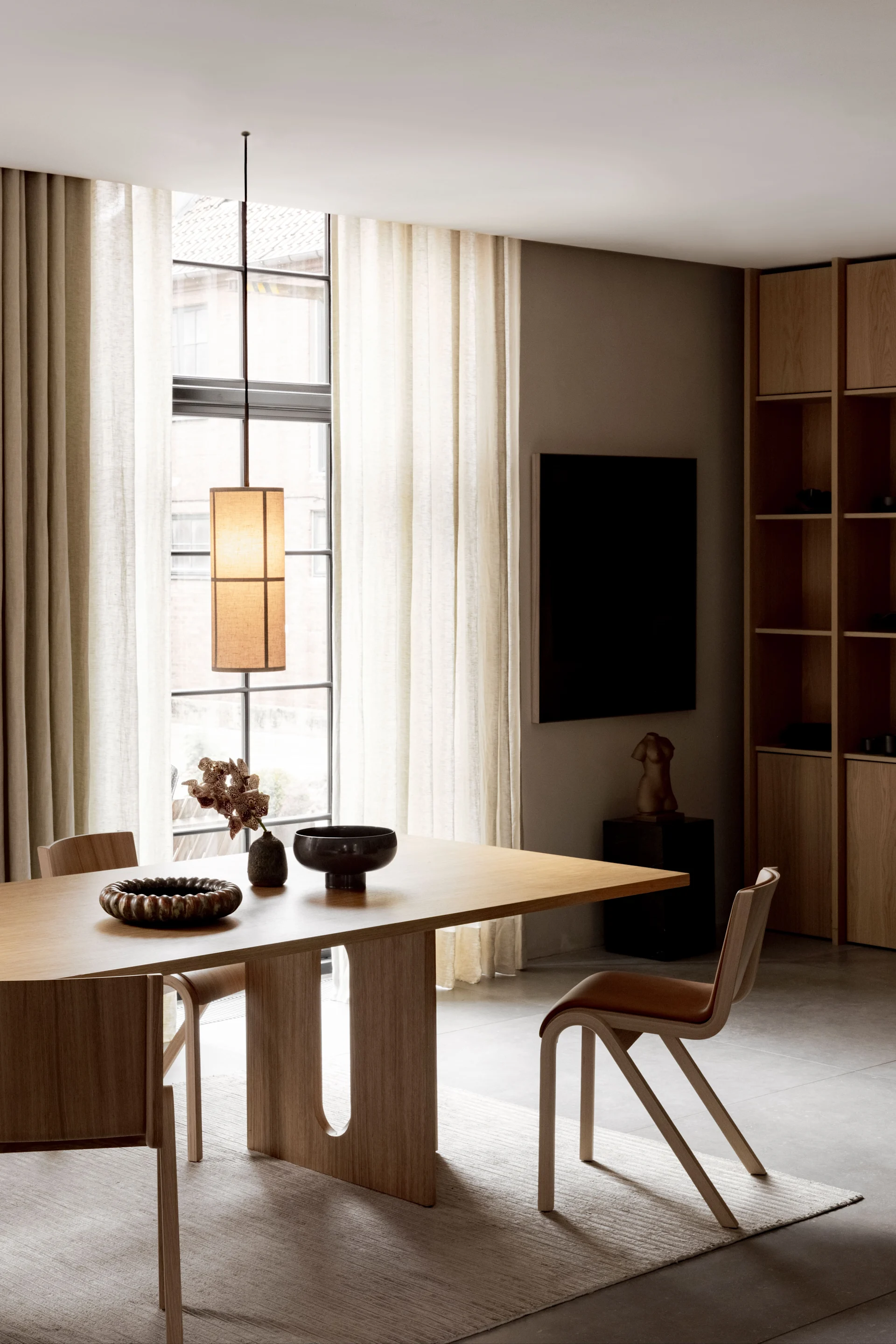 Audo Copenhagenin kalusteilla sisustettu ruokailutila on valaistu Hashira-riippuvalaisimella.