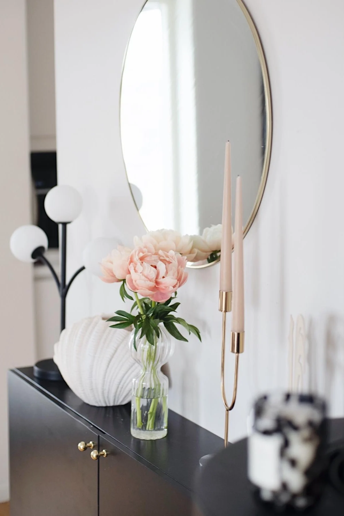 Ylellinen skandinaavinen sisustustyyli Instagram-tilillä @villavimmerby, jossa on Seraxin maljakko ja Ester & Erikin messinkiset kynttilänjalat vaaleanpunaisilla kynttilöillä. 