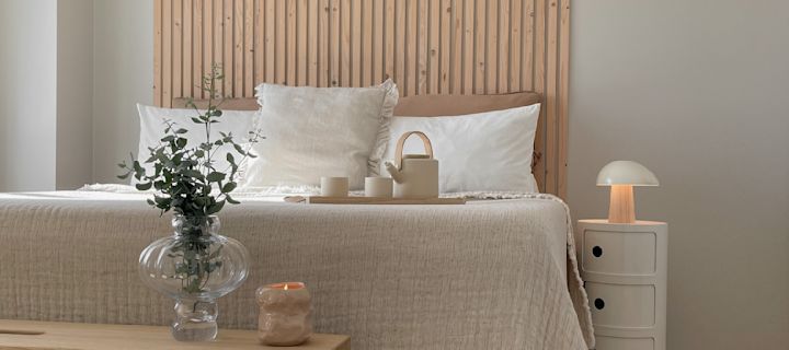 Feng Shui makuuhuoneeseen Louise Roe Balloon -maljakolla, Stelton Theo -teekannulla ja Fritz Hansen Night Owl -pöytävalaisimella harmonisen makuuhuoneen luomiseksi. @Our_home_living