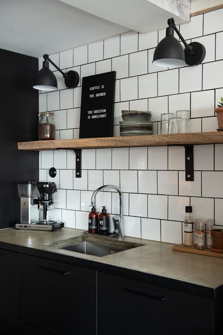 Teollisuustyylinen keittiö @beerbuiltthis -instagram-tililtä.