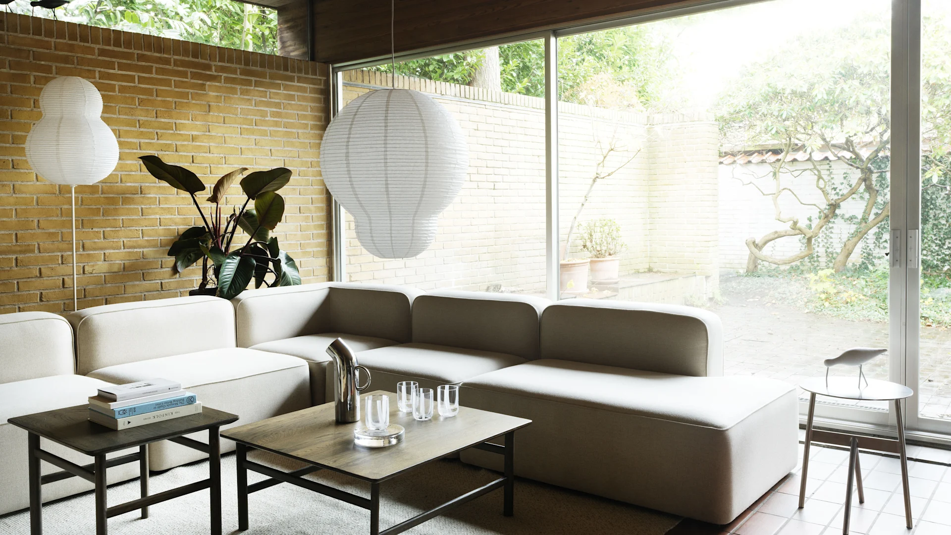 101 Copenhagenin Stingray-kattokruunu on suuri kattovalaisin, jossa on moderni muotoilu. Valaisimessa on useita varsia, joissa on varjostimet, joiden muoto on saanut inspiraationsa rauskuista.