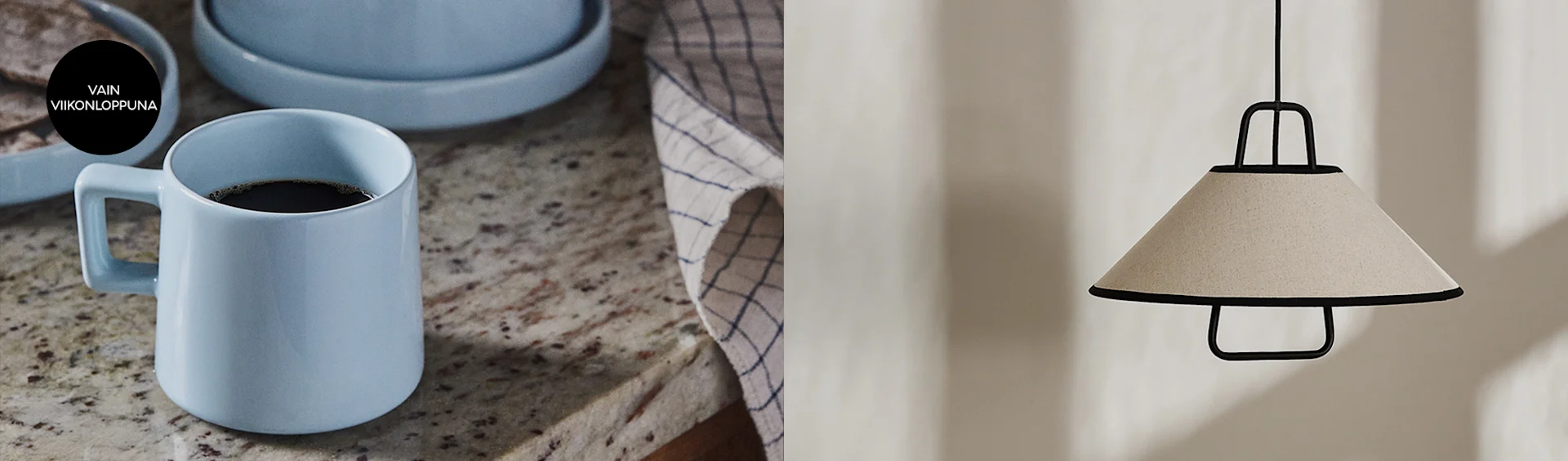 Vaaleansininen kahvimuki ja moderni beigenvärinen riippuvalaisin mustalla metallikehyksellä.