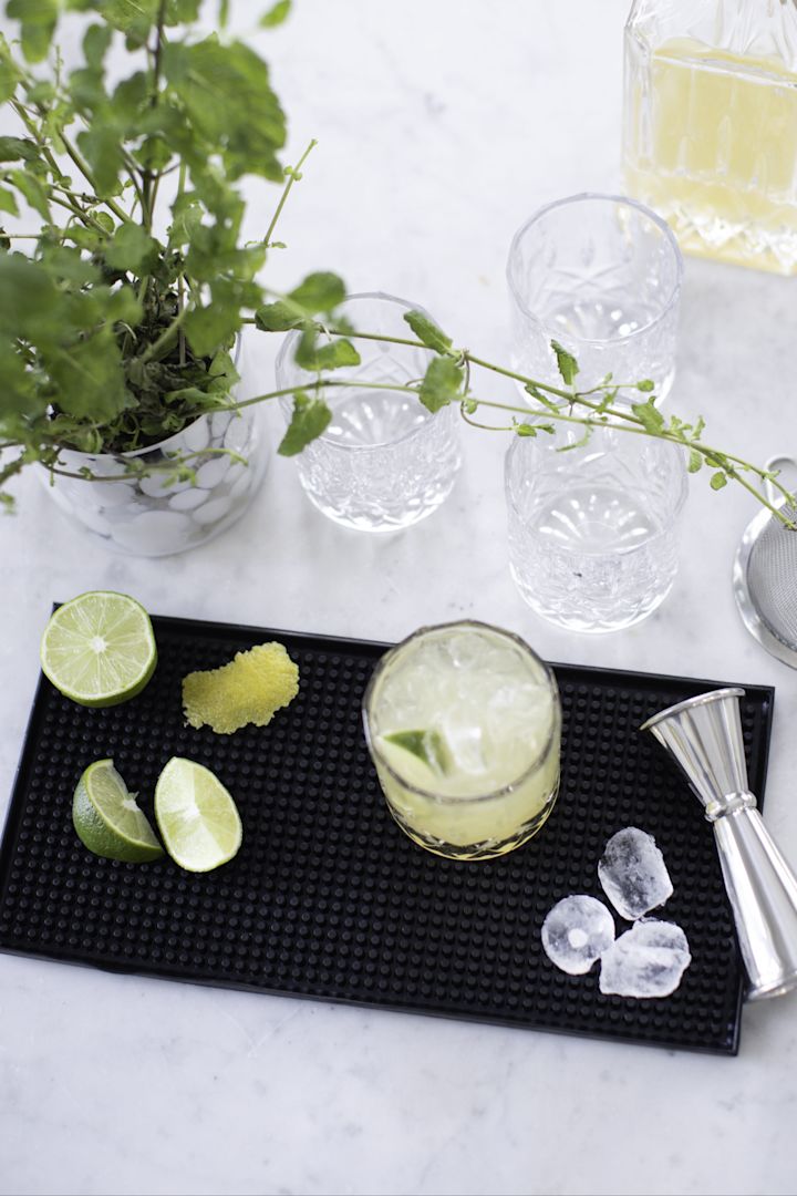 Käytä Dorren Balia-baarimattoa mocktailin valmistamiseen.