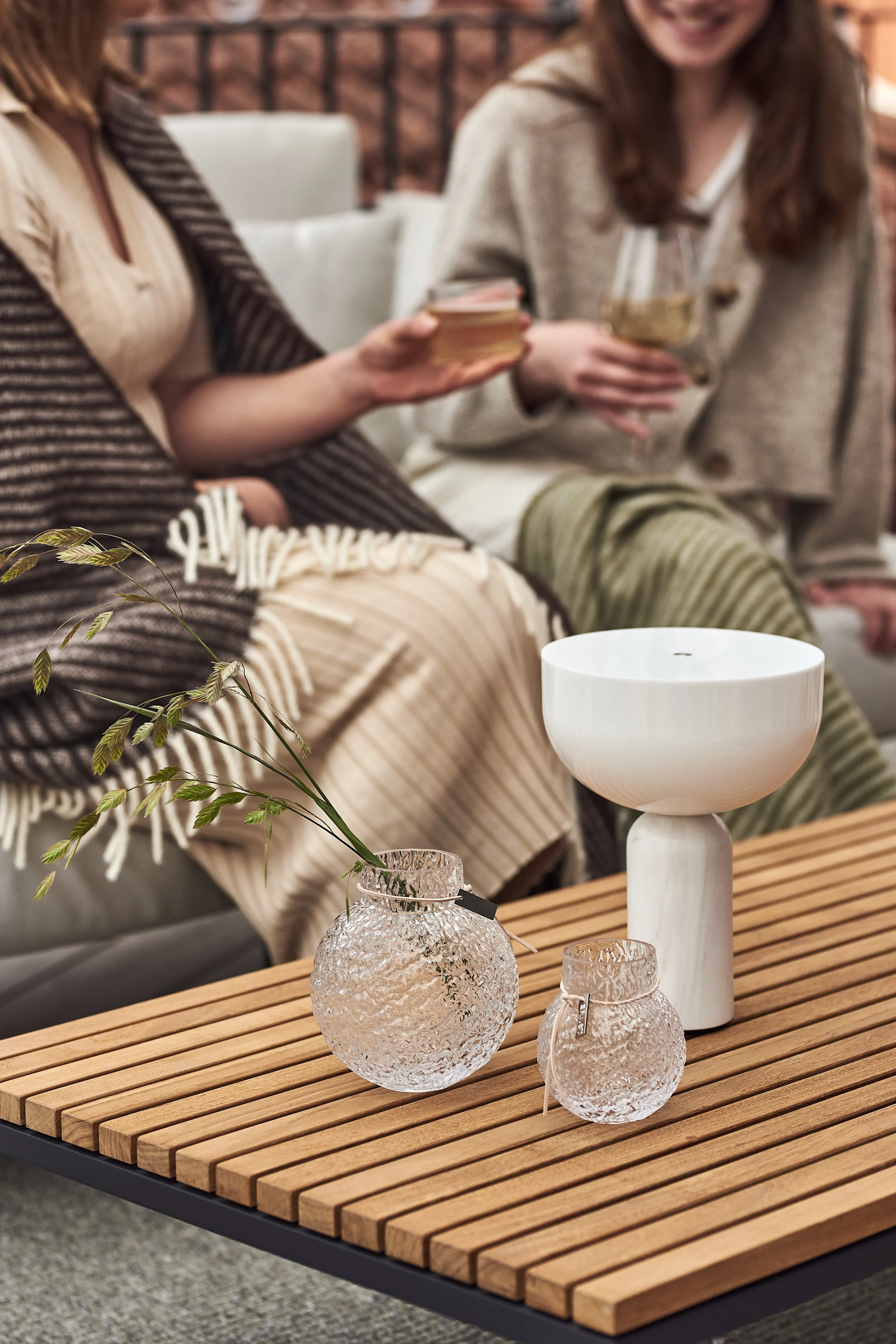 Koristele parvekkeesi ihanilla teelamppupidikkeillä, joita voidaan käyttää myös maljakkoina, kuten näitä Ernstin maljakoita. 