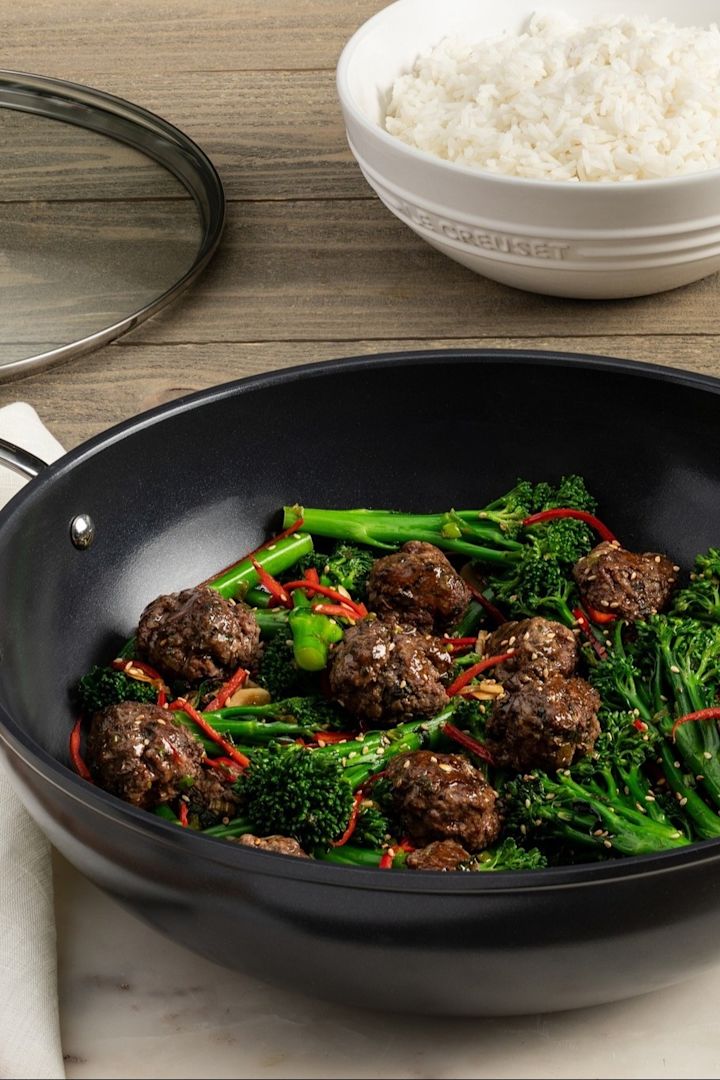 Aasialainen ruokalaji valmistetaan Le Creuset -wokissa.