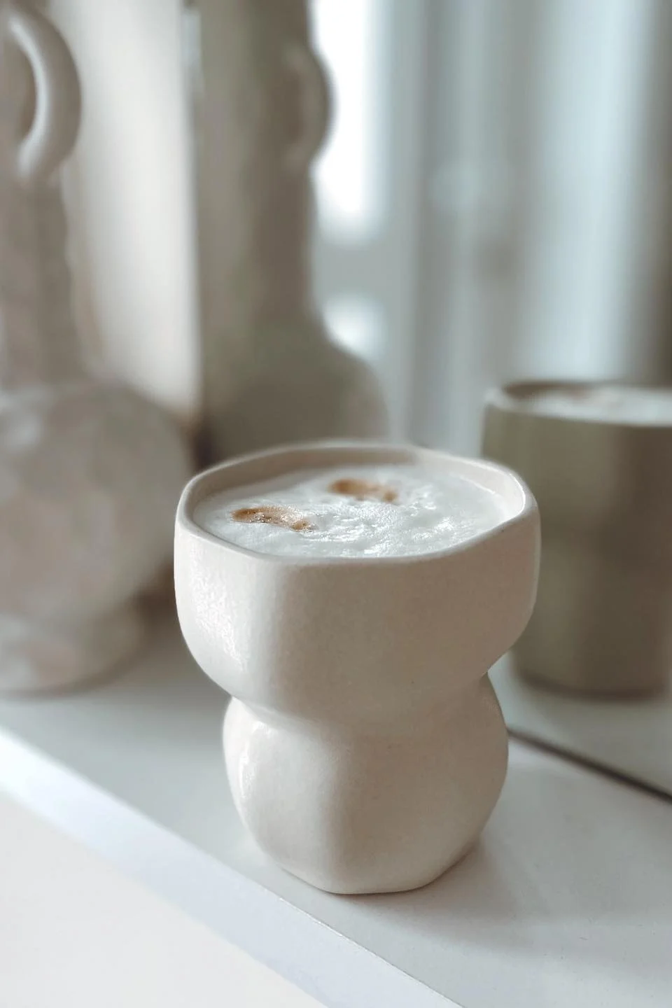 Kahvimukit: Broste Copenhagenin beige Limfjord-muki sopii erinomaisesti cappuccinoon tai melkein mihin tahansa muuhun kahviin.