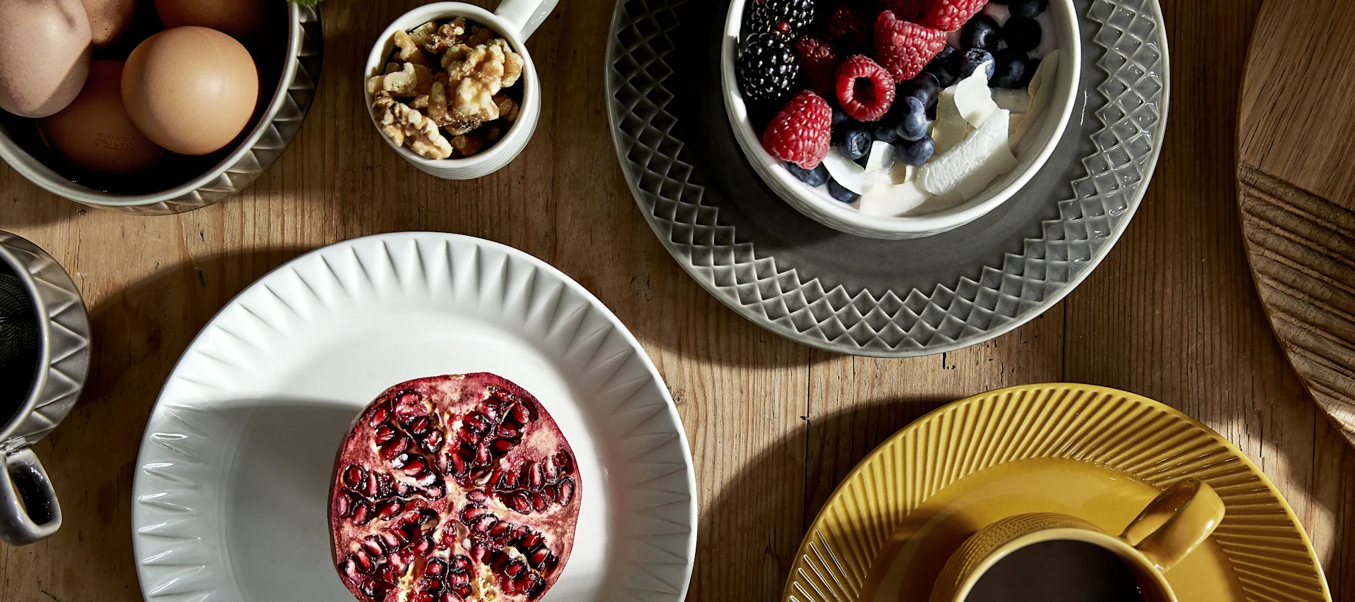 Aamiainen tarjoillaan Sagaformin Coffee & more -sarjan astioilla.