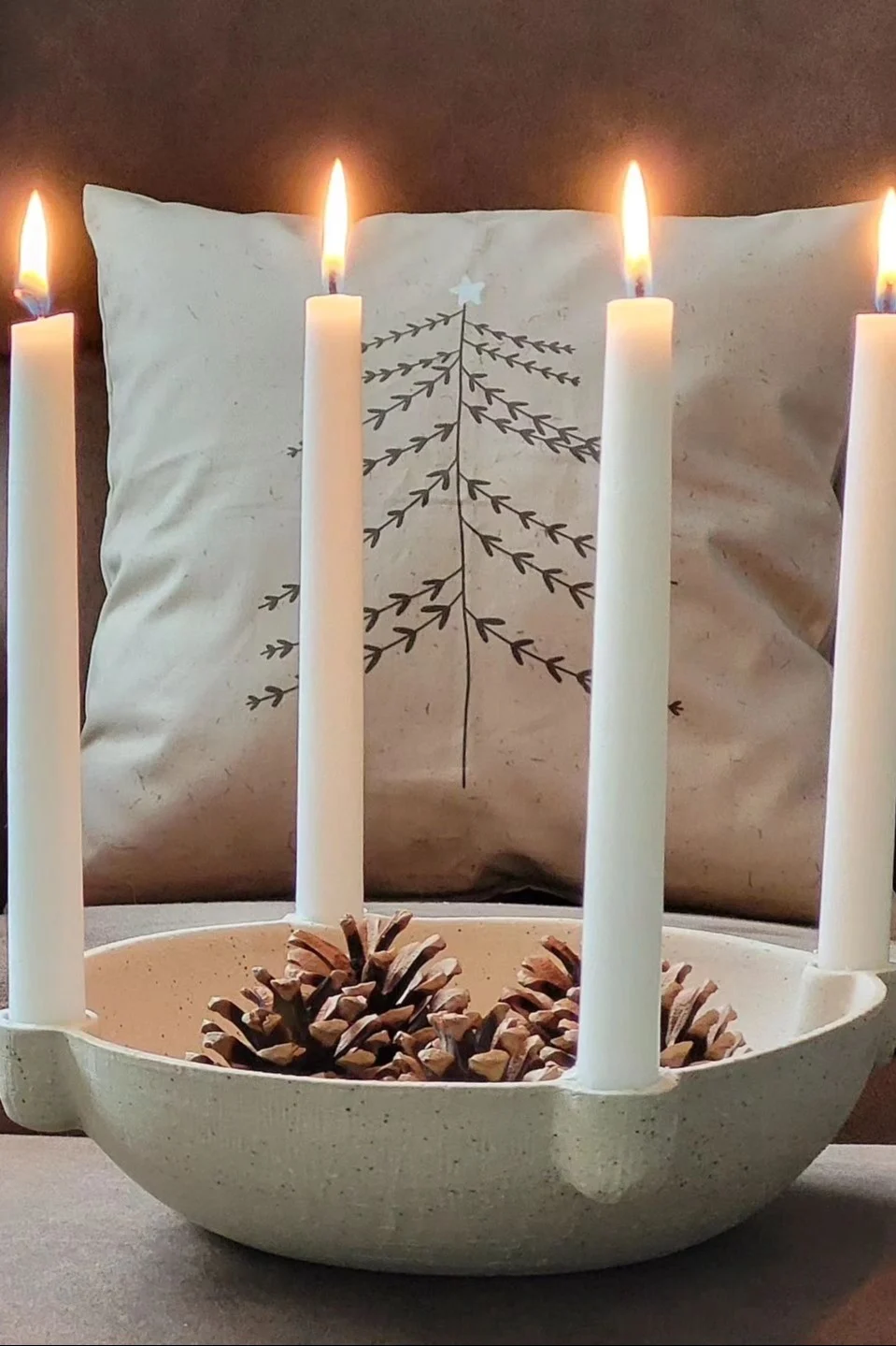 Ferm Livingin kartioilla koristeltu Bowl-adventtikynttilänjalka.