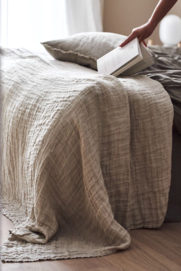 Sisusta feng shui -tyylisesti Hannelin-päiväpeitteellä Himlalta, joka on saatavana beige- ja valkoisena, ja luo harmoninen ja kodikas makuuhuone.