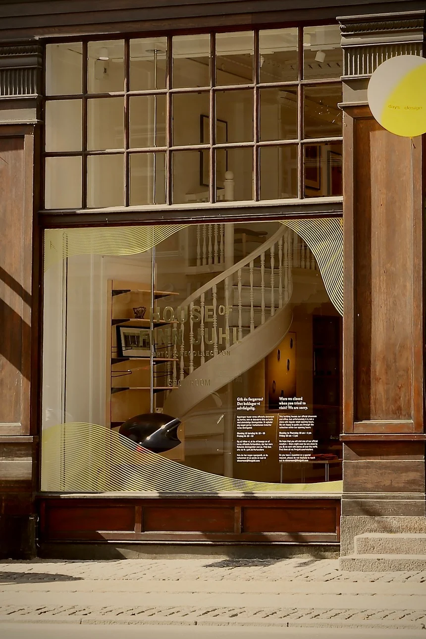 Katunäkymä House of Finn Juhlin näyttelytilasta. Lisää tämä Kööpenhaminan kaupunkioppaaseen muotoilun ystäville, sillä sitä ei kannata jättää väliin. 