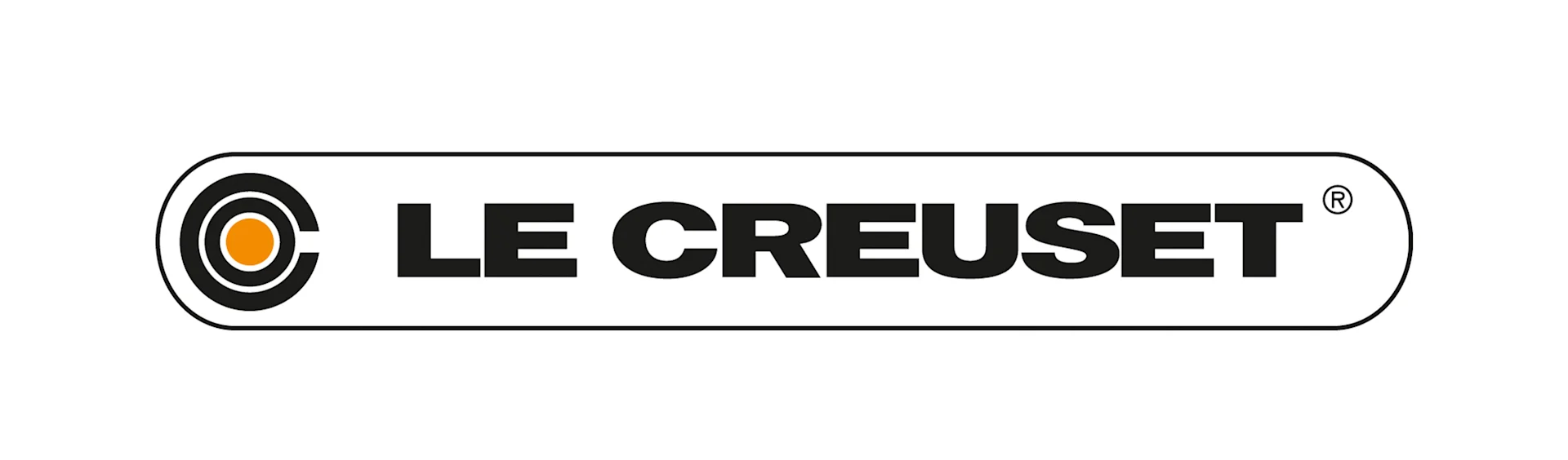 Le Creuset -logo, jossa tyylitelty C oranssilla pisteellä ja tuotemerkin nimi mustalla tekstillä pyöristetyn suorakulmion sisällä.