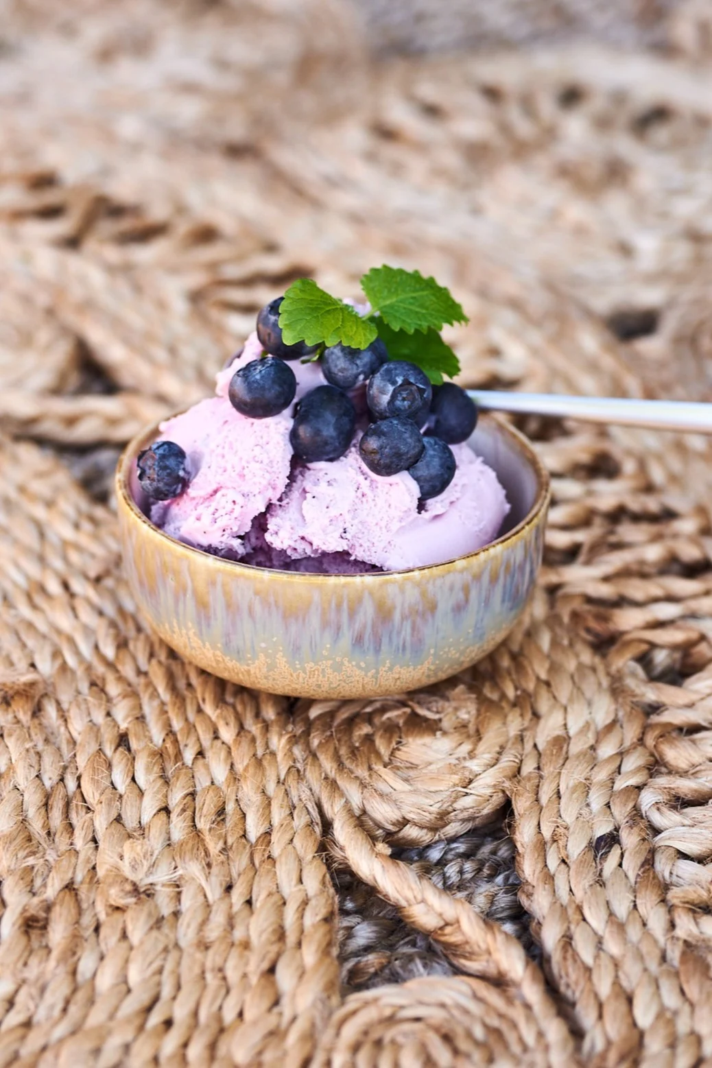 Kotitekoista gelatoa kesäksi – tässä rustiikkisessa kulhossa tarjoiltuna.