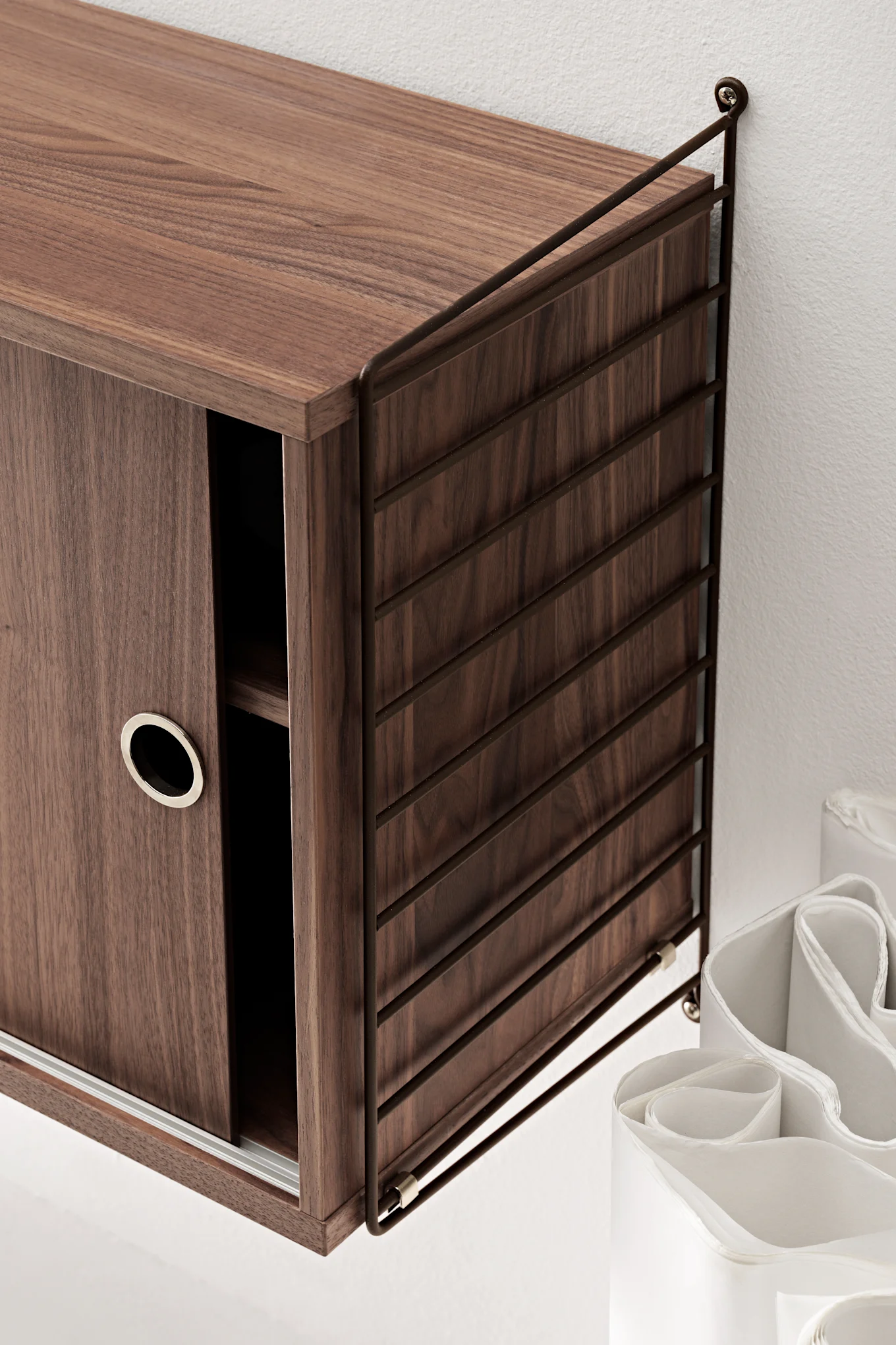 String-hyllyjärjestelmä saksanpähkinästä mustalla kehyksellä - skandinaavinen muotoiluikoni, jonka voit rakentaa haluamallasi tavalla. 