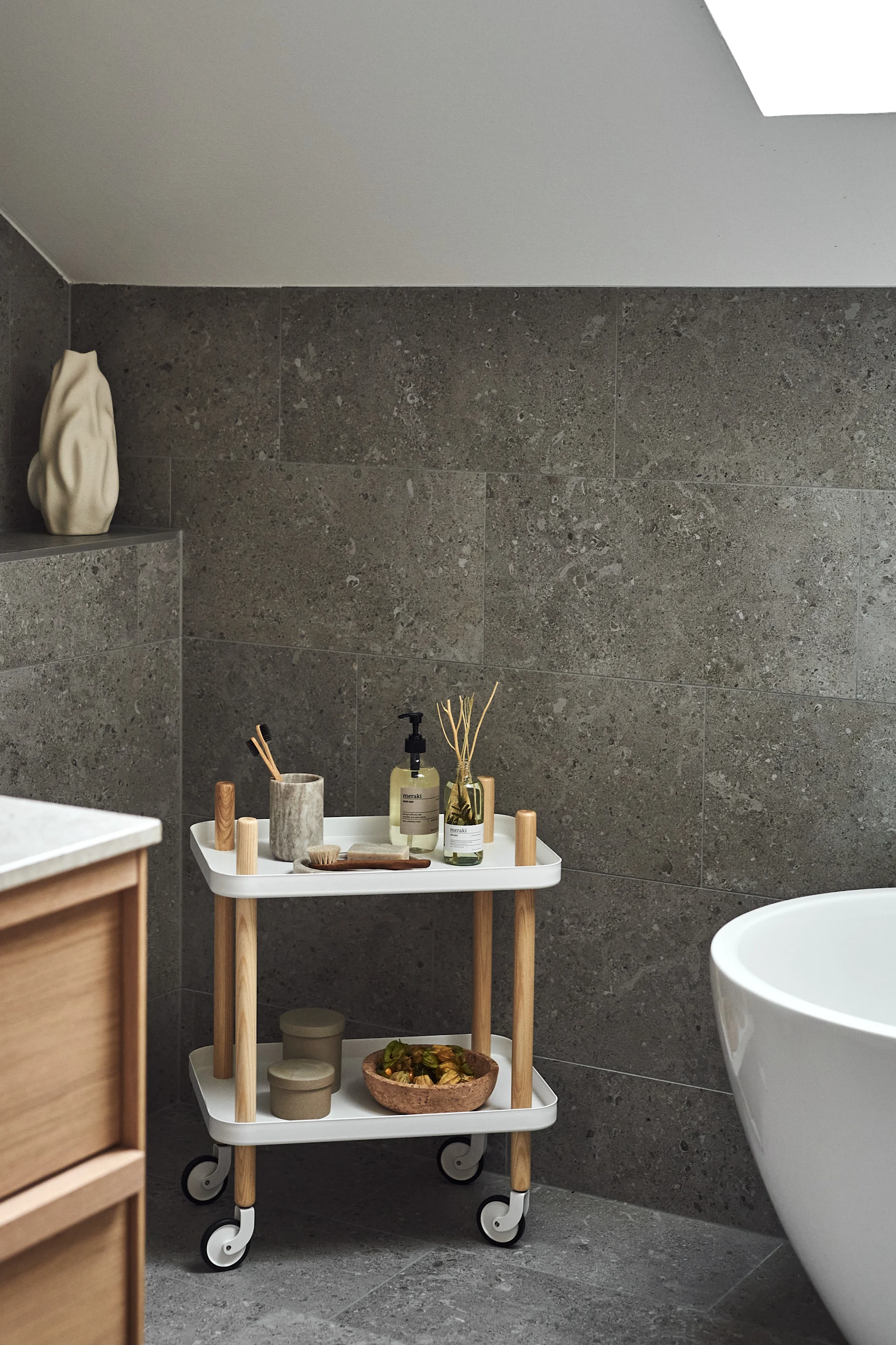 Kylpyhuoneeseen sopivia spa ecor -ideoita, kuten tämä Normann Copenhagenin rullaava vaunu, jonka avulla saat helposti kaiken tarvitsemasi rentouttavaan kylpylähetkeen. 